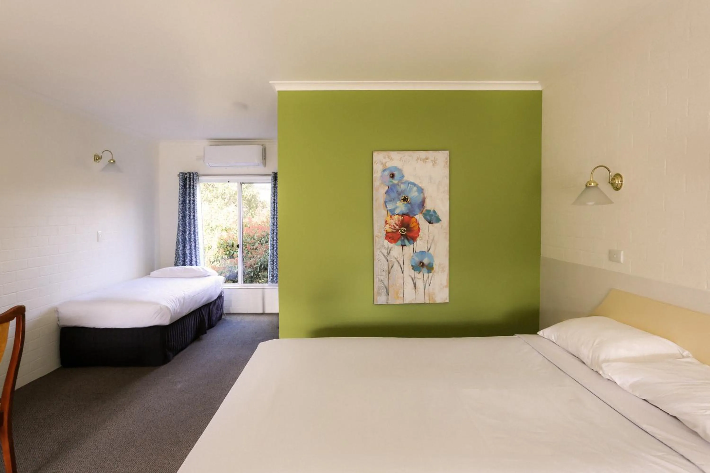 Bedroom, Bed in Hepburn Springs Motor Inn