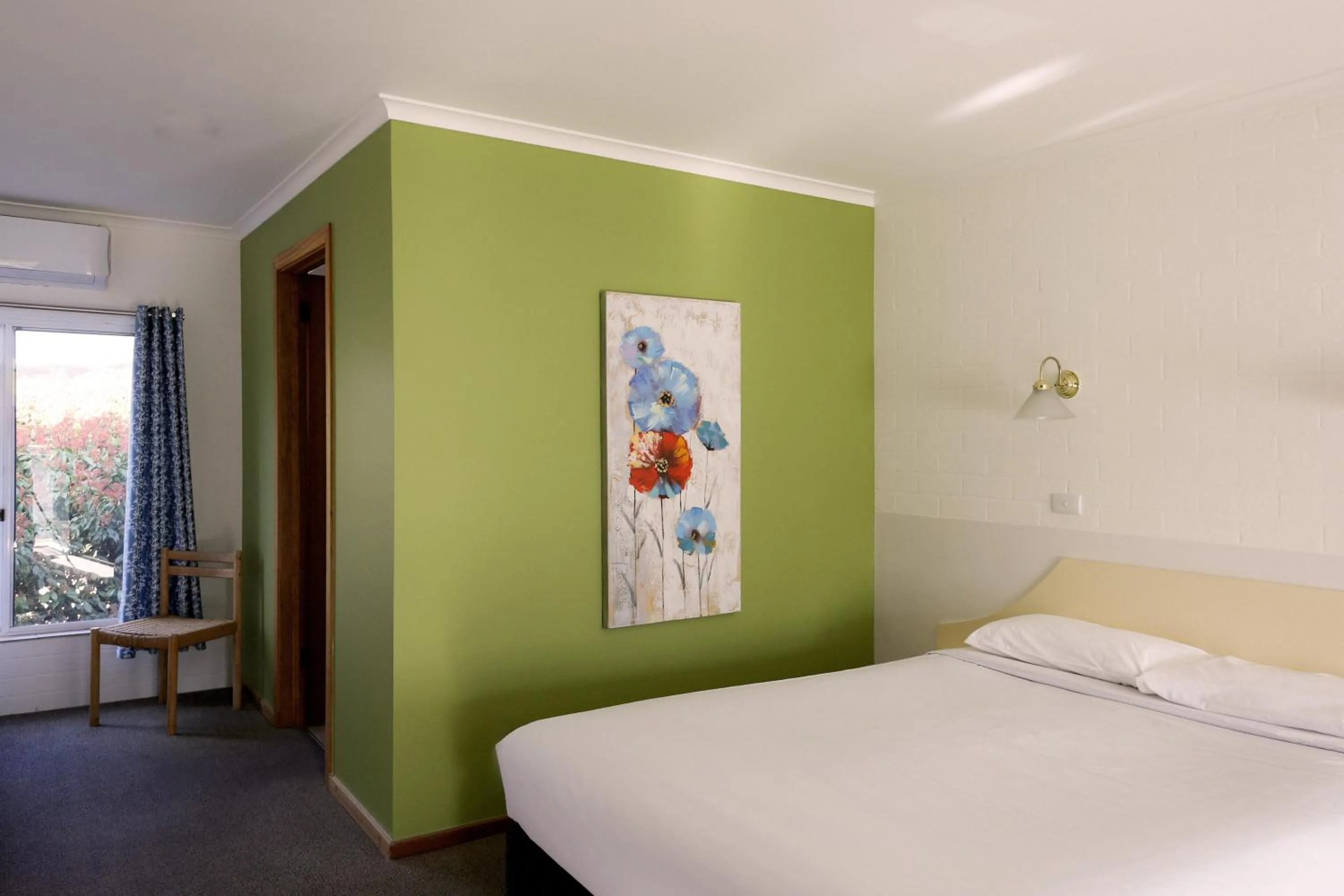 Bed in Hepburn Springs Motor Inn