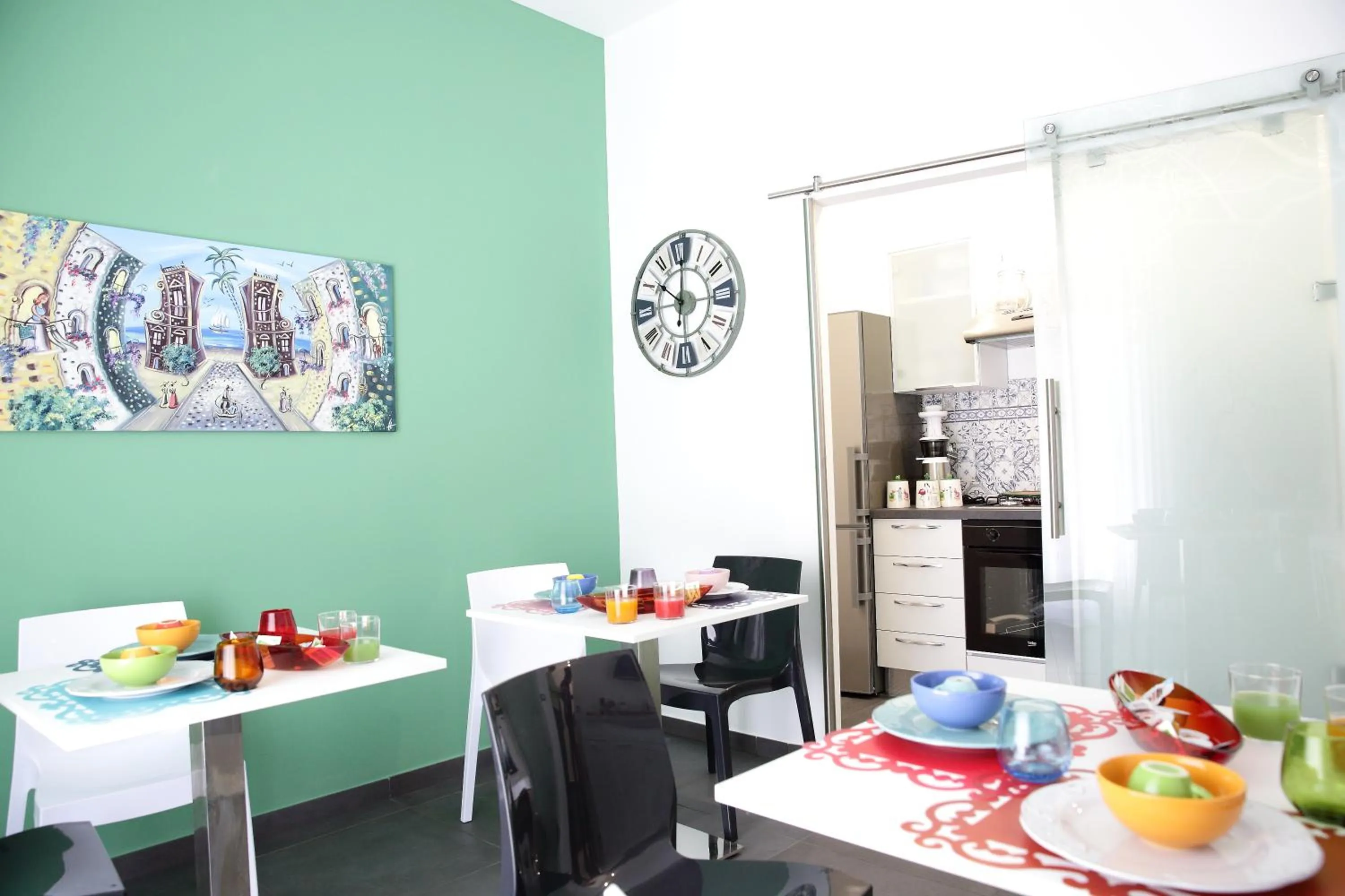 Communal lounge/ TV room in Amuri Room&Suite