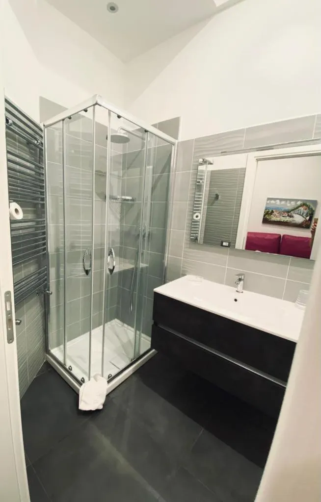 Shower in Amuri Room&Suite