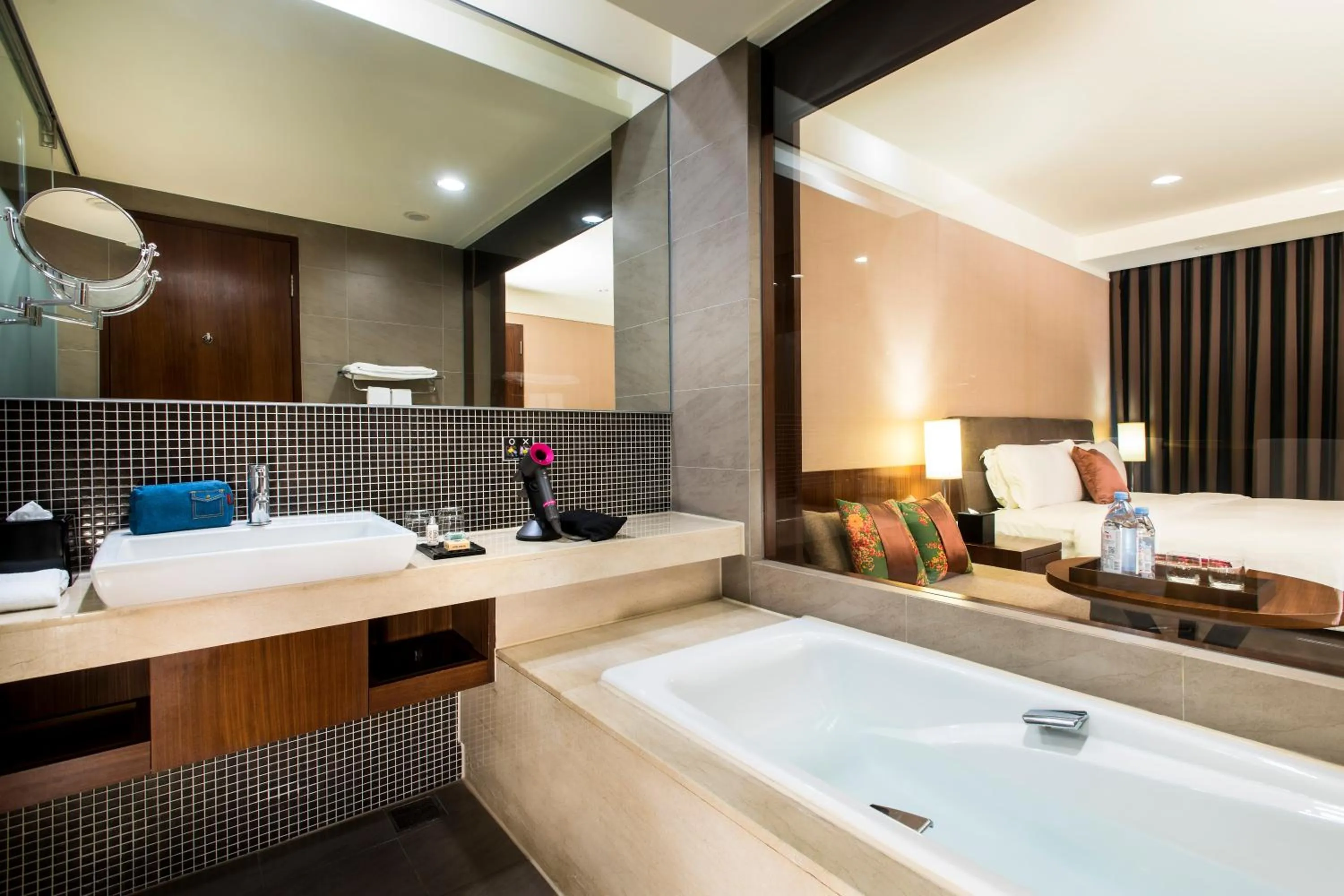 Bathroom, Bed in Silks Place Yilan