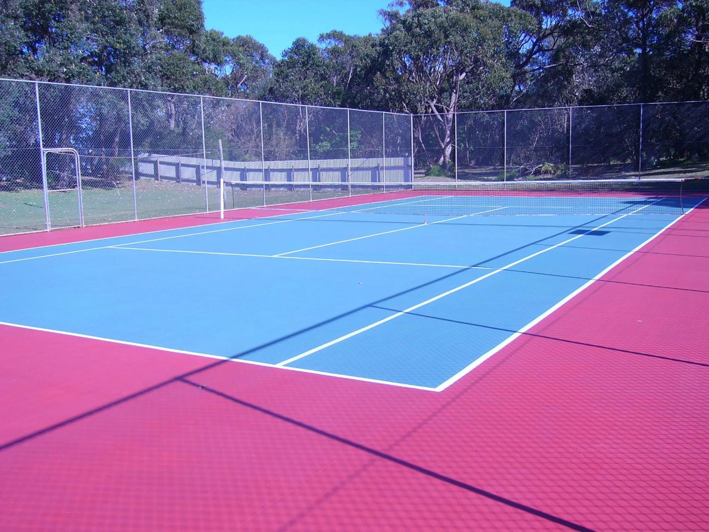 Tennis court in Lakesea Park