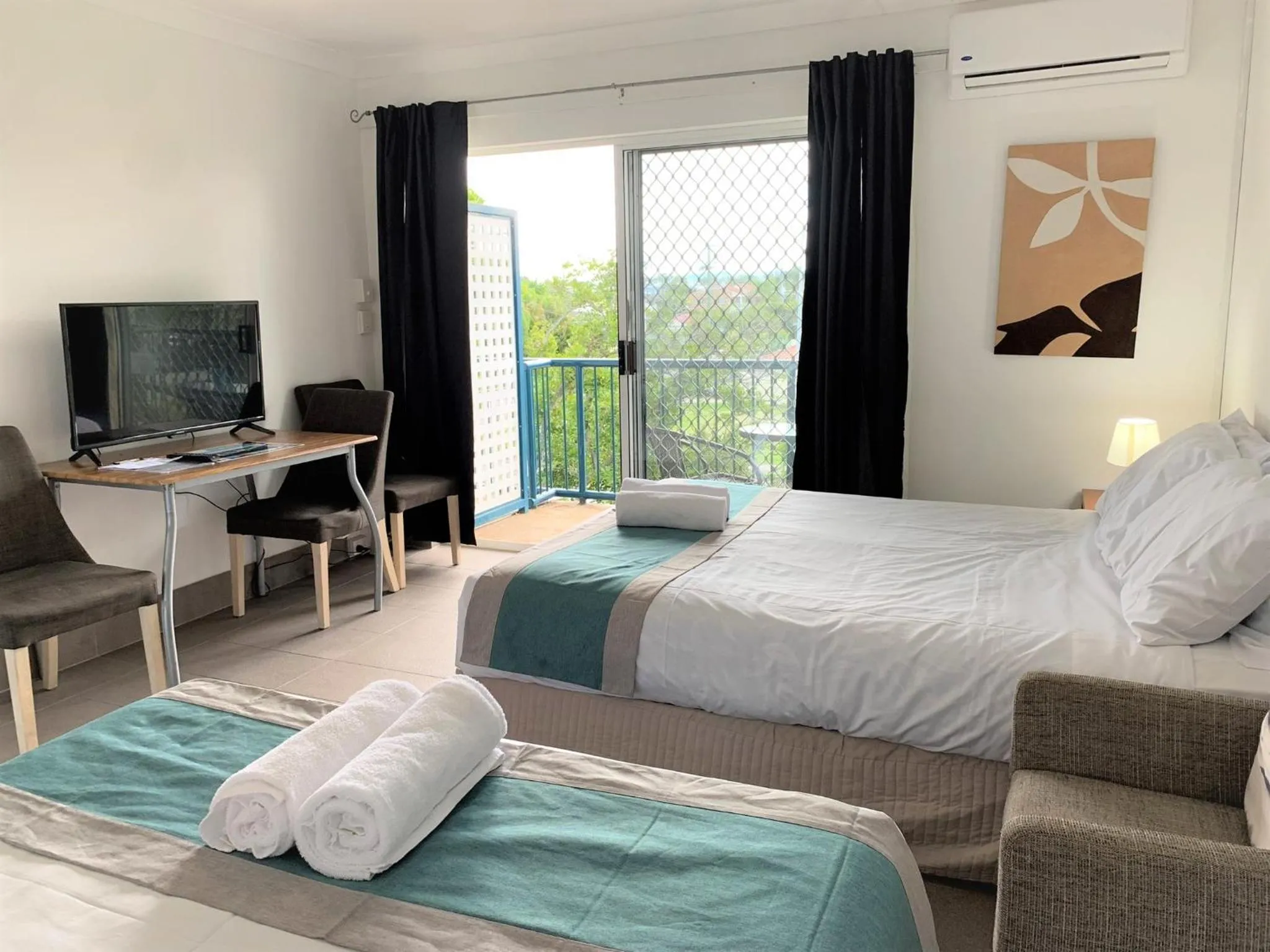 Bed in Broadwater Keys Holiday Apartments