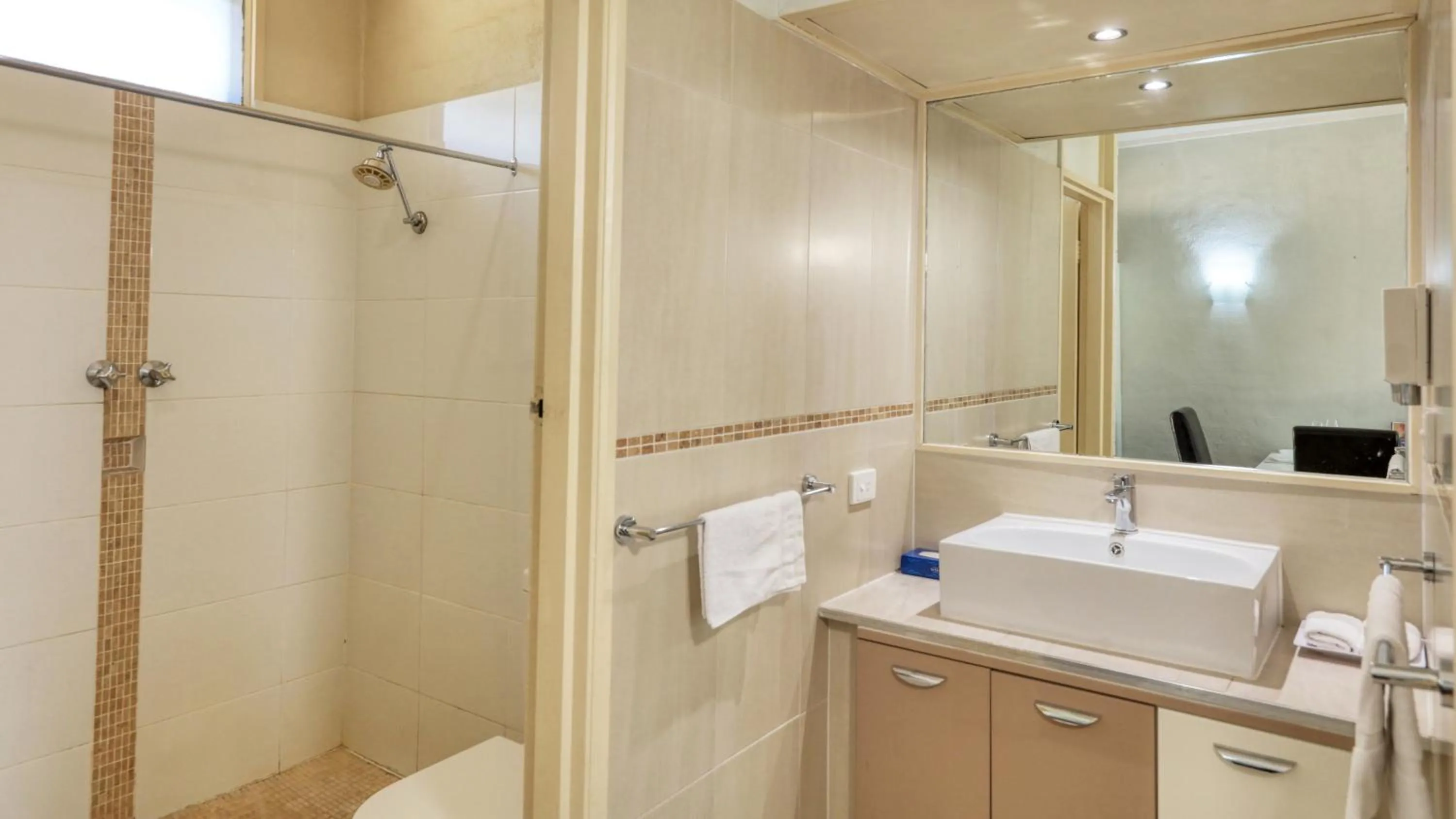 Shower in Rose City Motor Inn