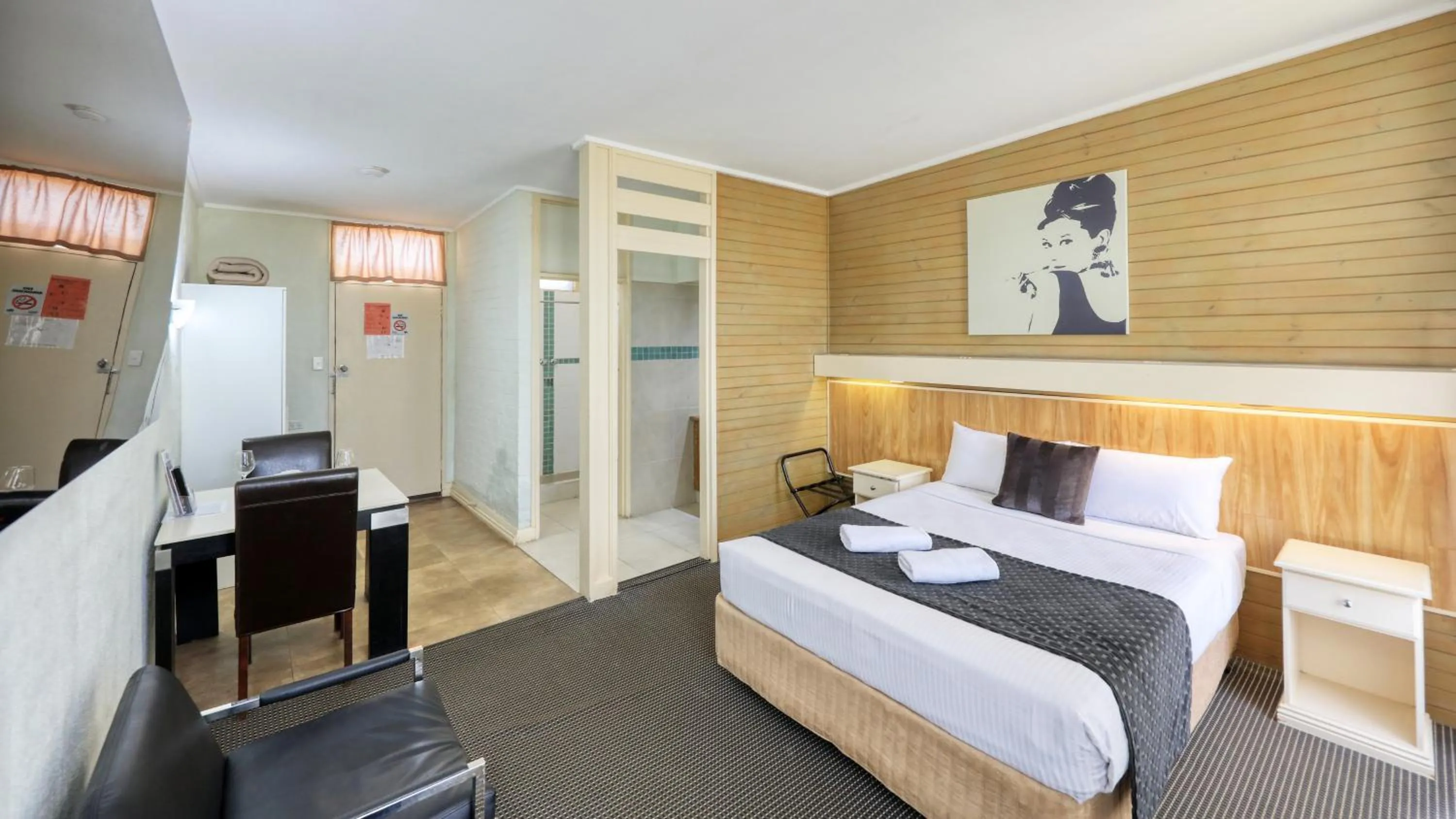 Bed in Rose City Motor Inn