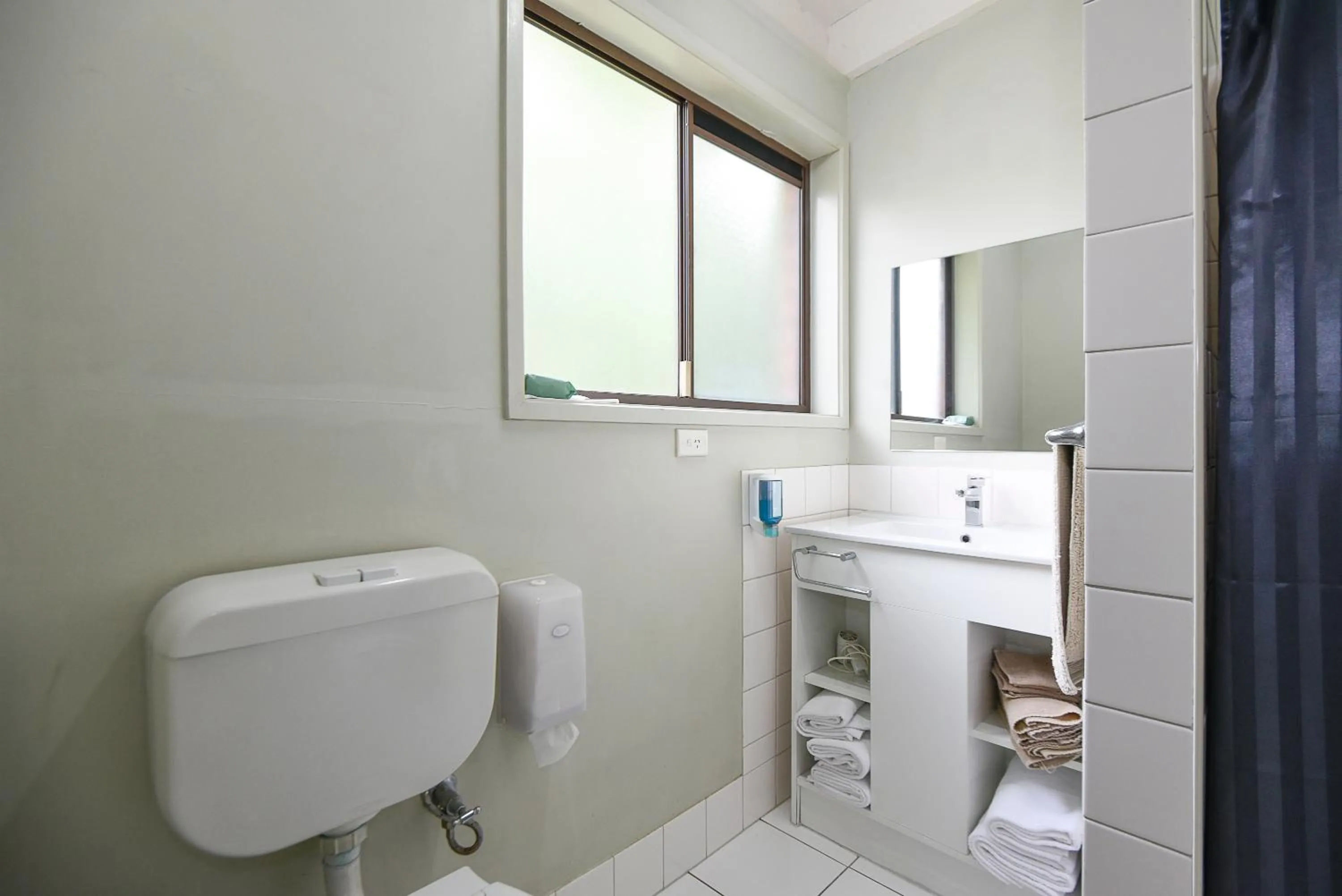 Bathroom in Abbotswood Motor Inn