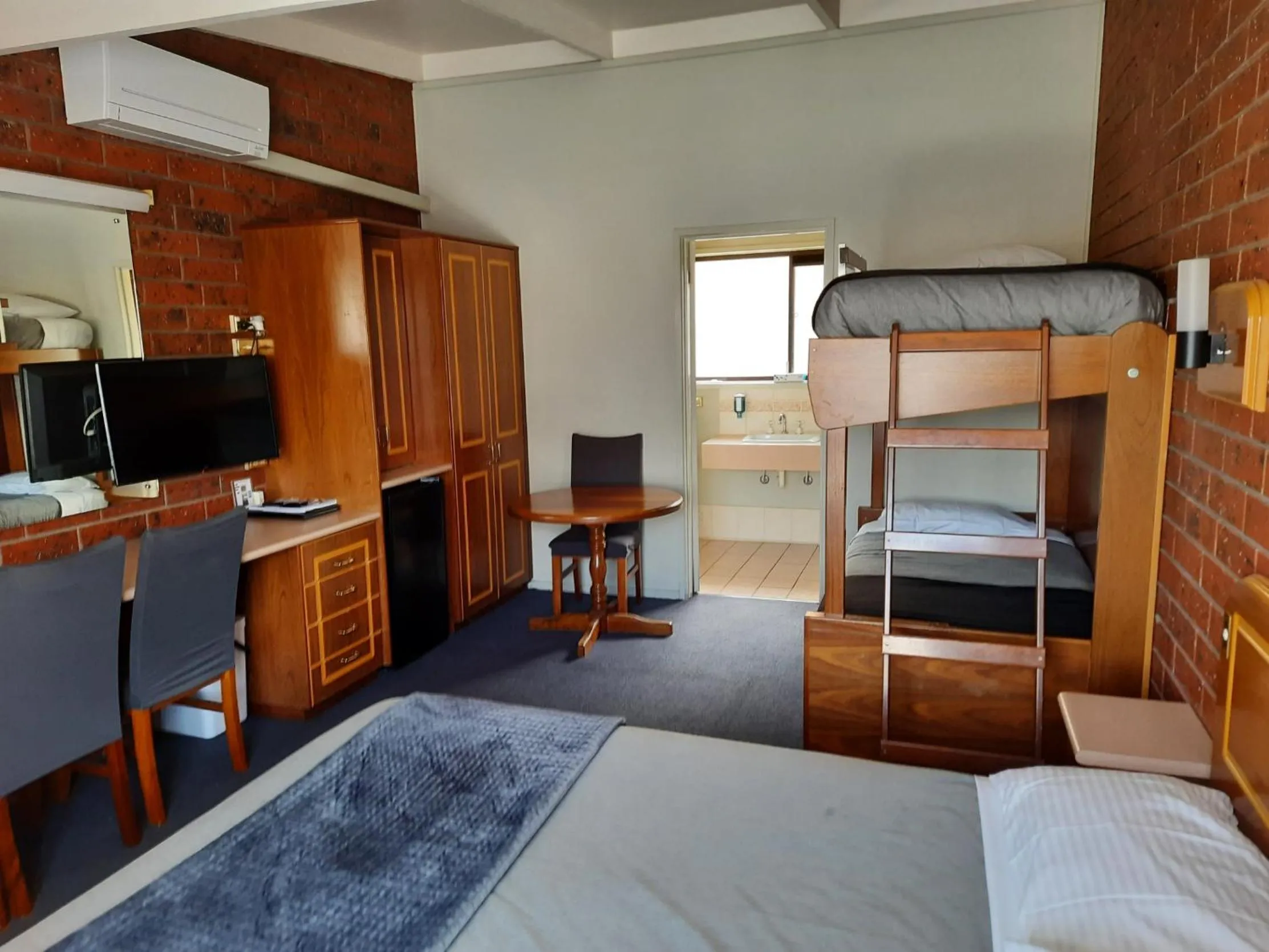 bunk bed, Bed in Abbotswood Motor Inn