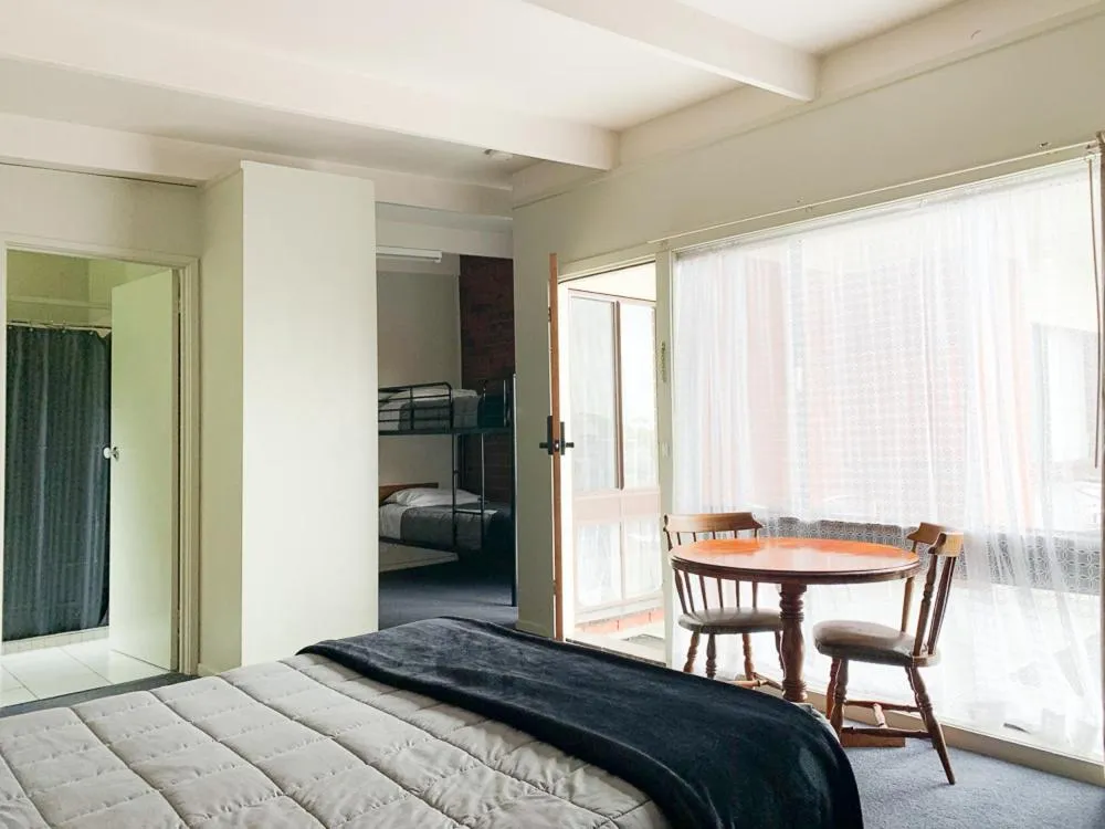 Bed in Abbotswood Motor Inn