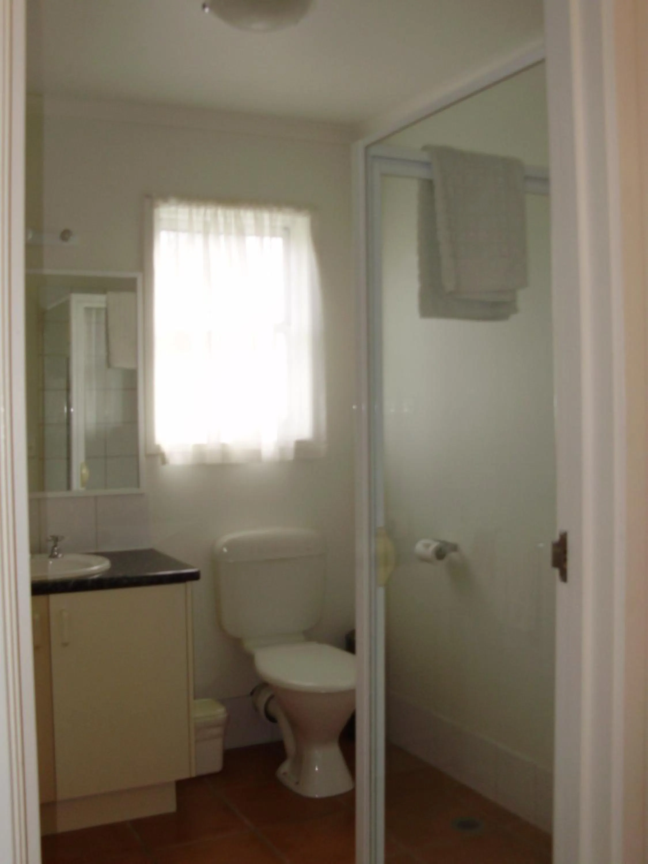 Day in Redwood Manor Motel Apartments