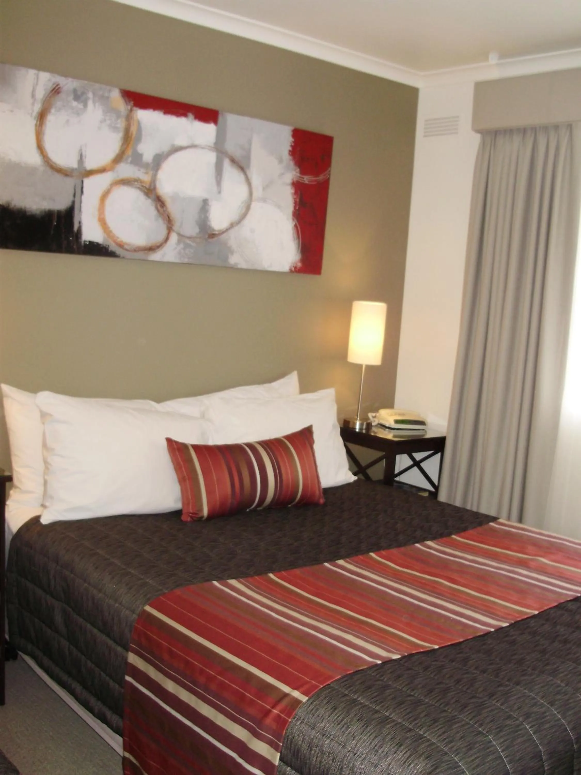 Bed in Redwood Manor Motel Apartments