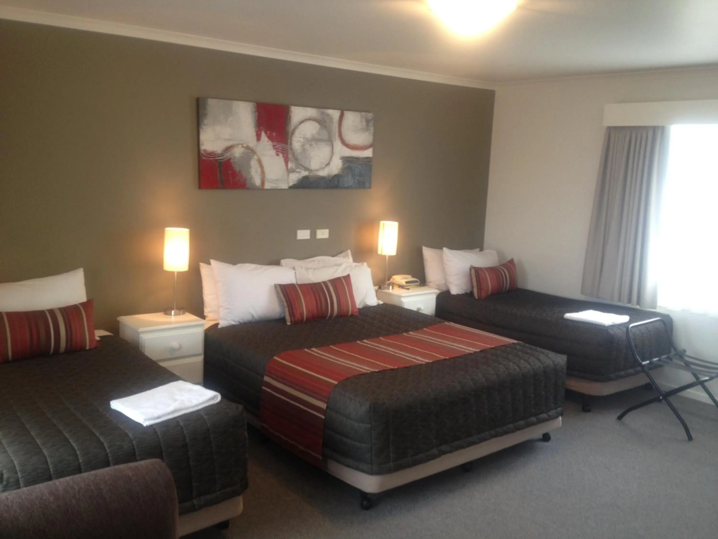 Bed in Redwood Manor Motel Apartments