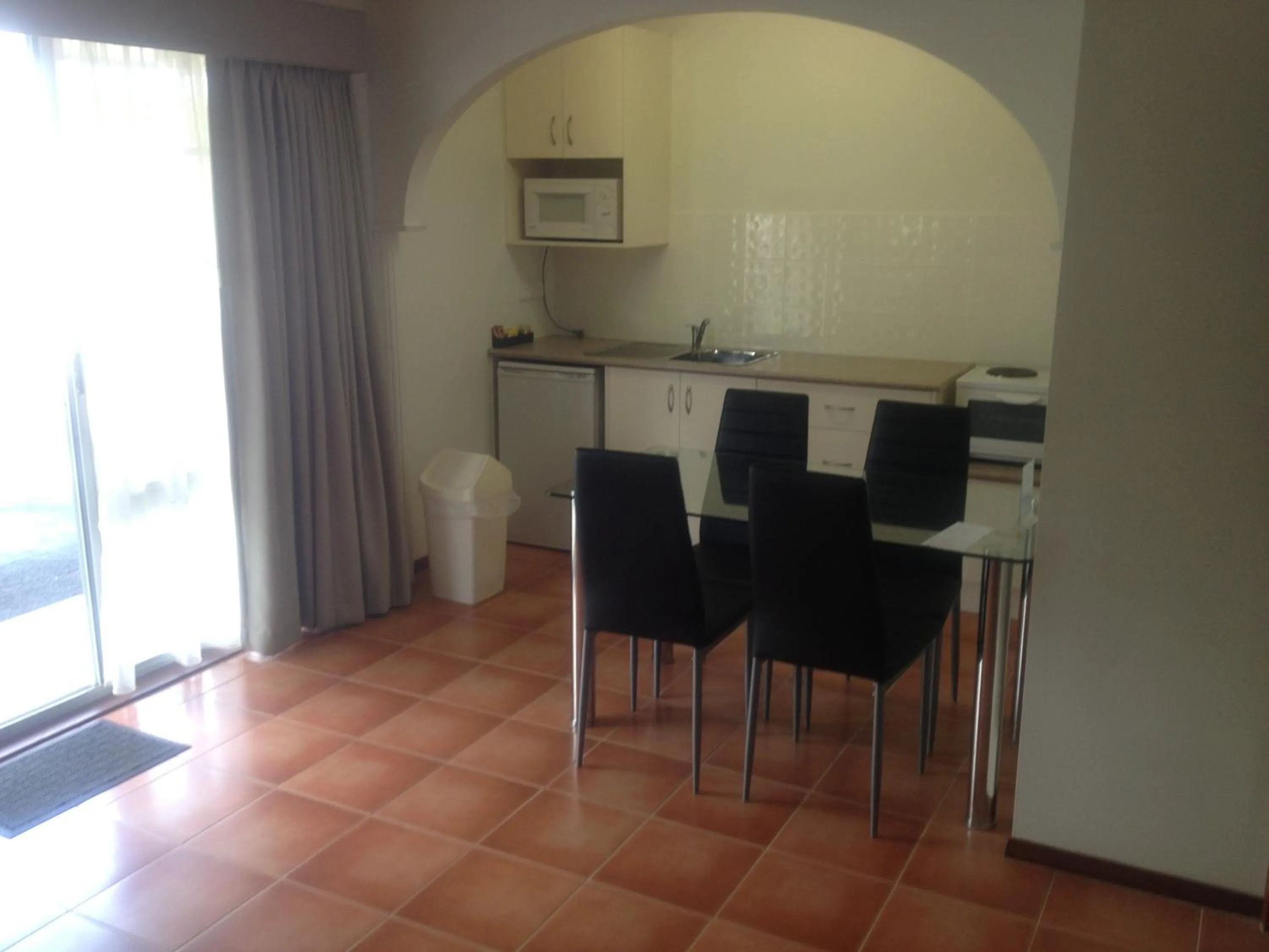 Day in Redwood Manor Motel Apartments