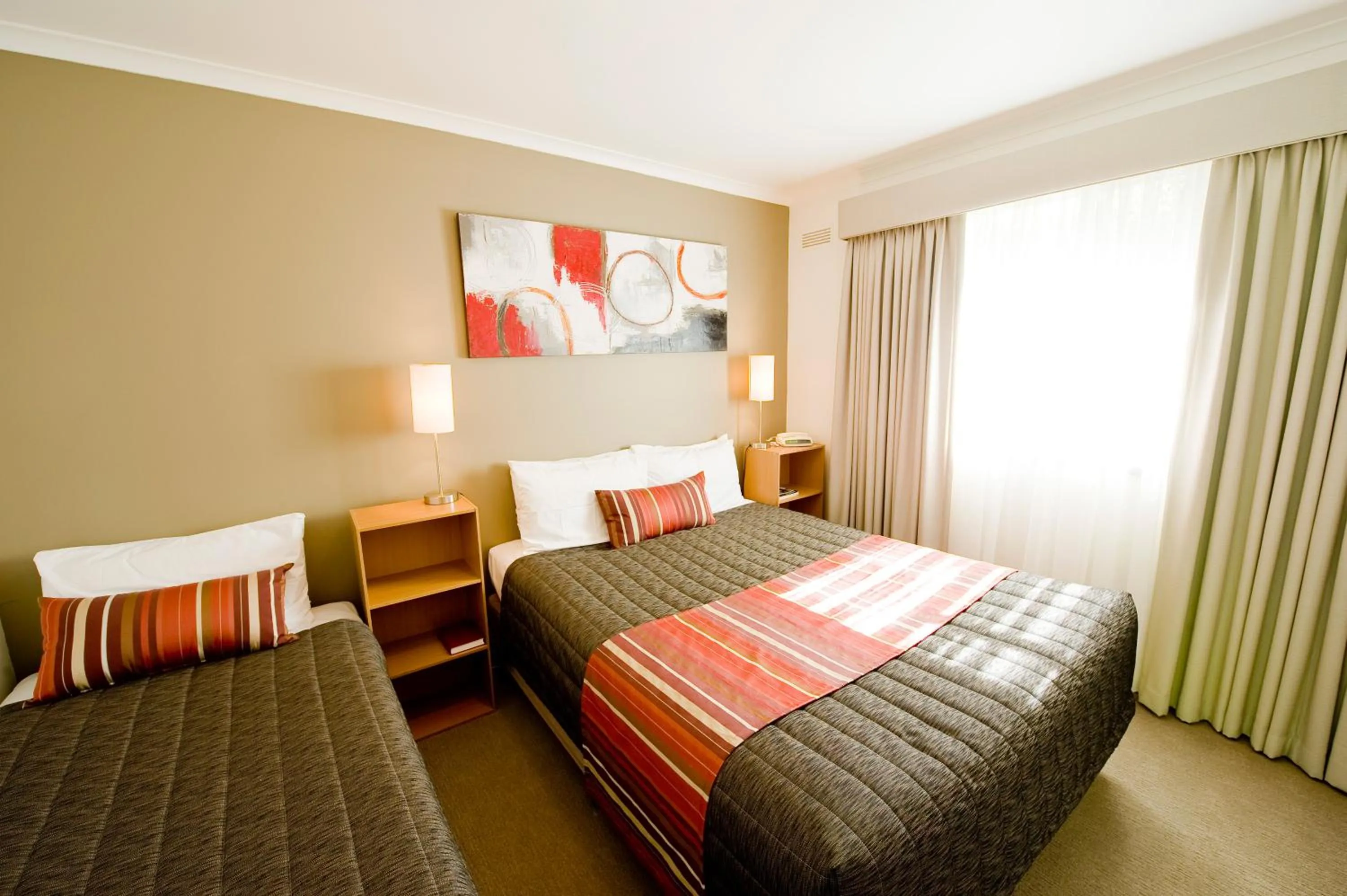 Day in Redwood Manor Motel Apartments