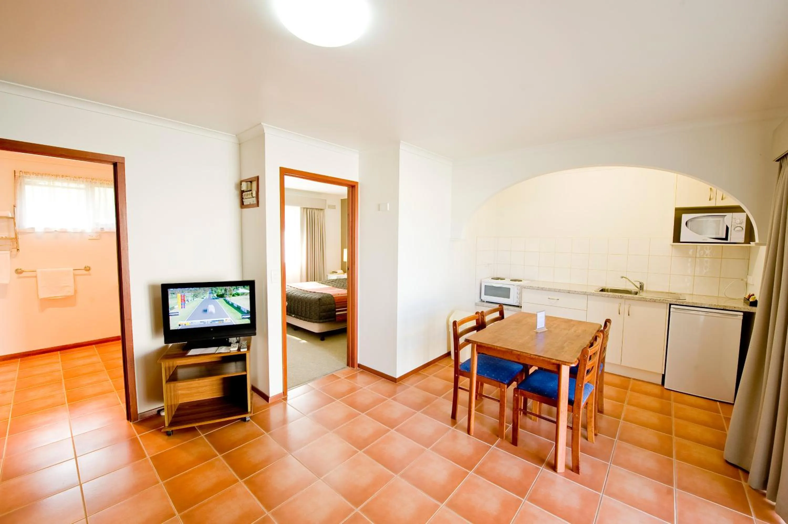 Day in Redwood Manor Motel Apartments