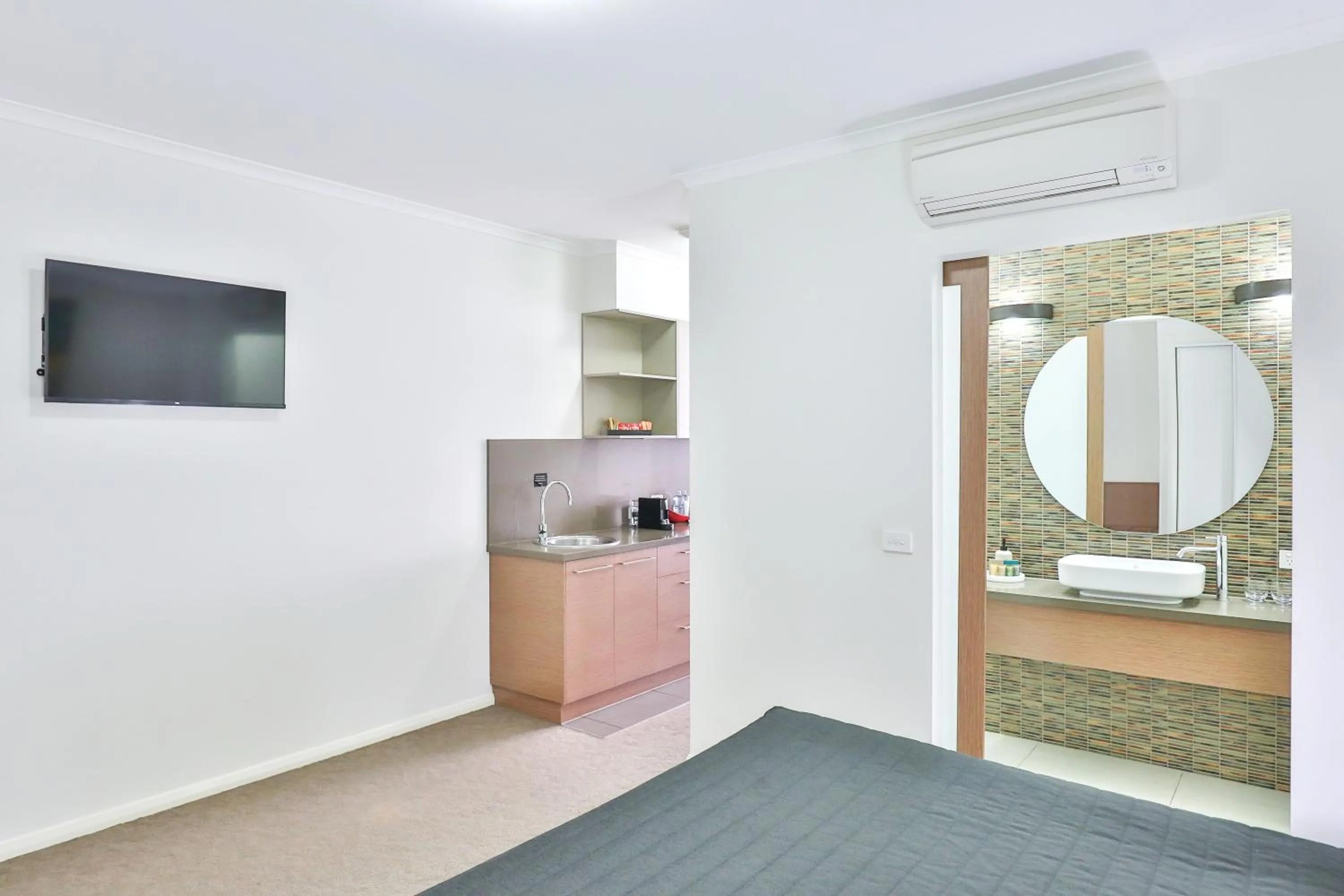 Kitchen or kitchenette in Indulge Apartments - Ontario