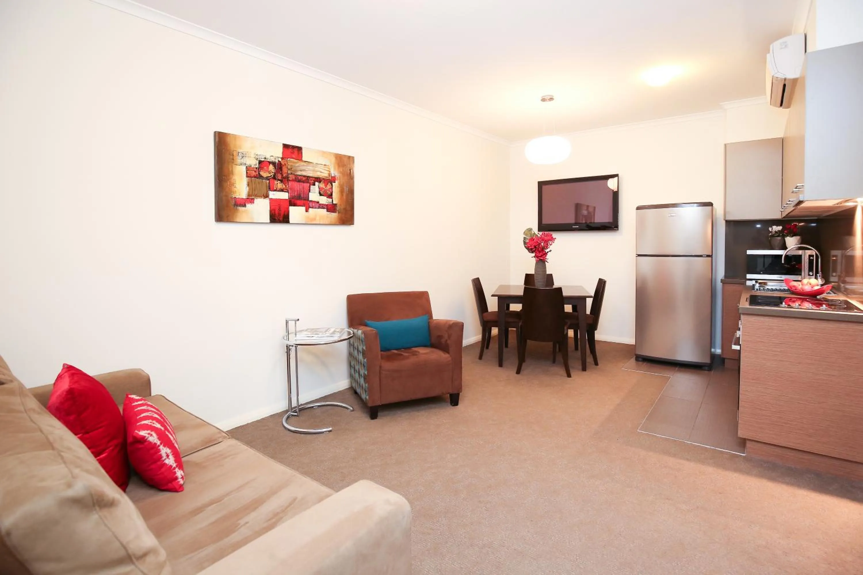 TV and multimedia in Indulge Apartments - Ontario