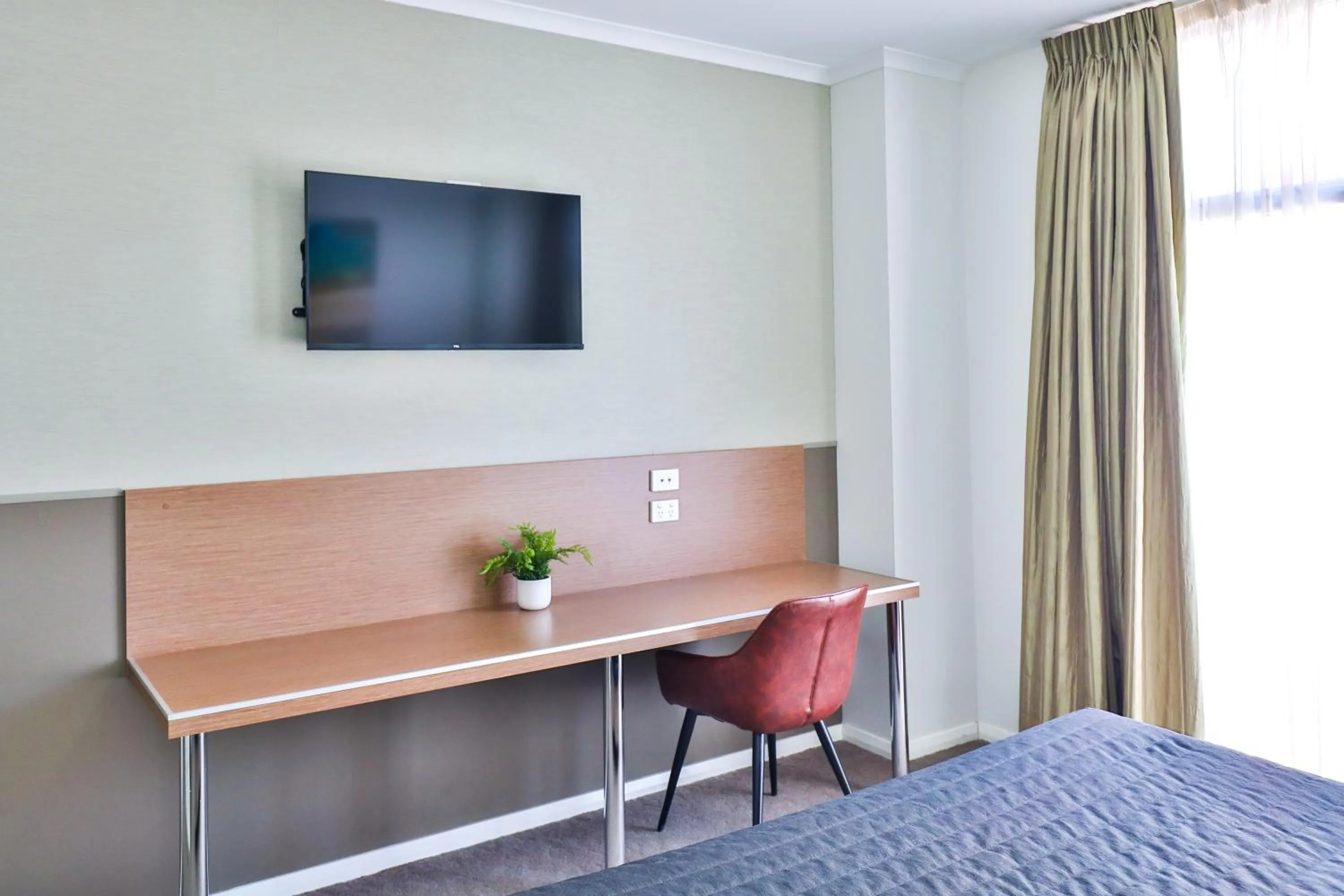 TV and multimedia, Bed in Indulge Apartments - Ontario