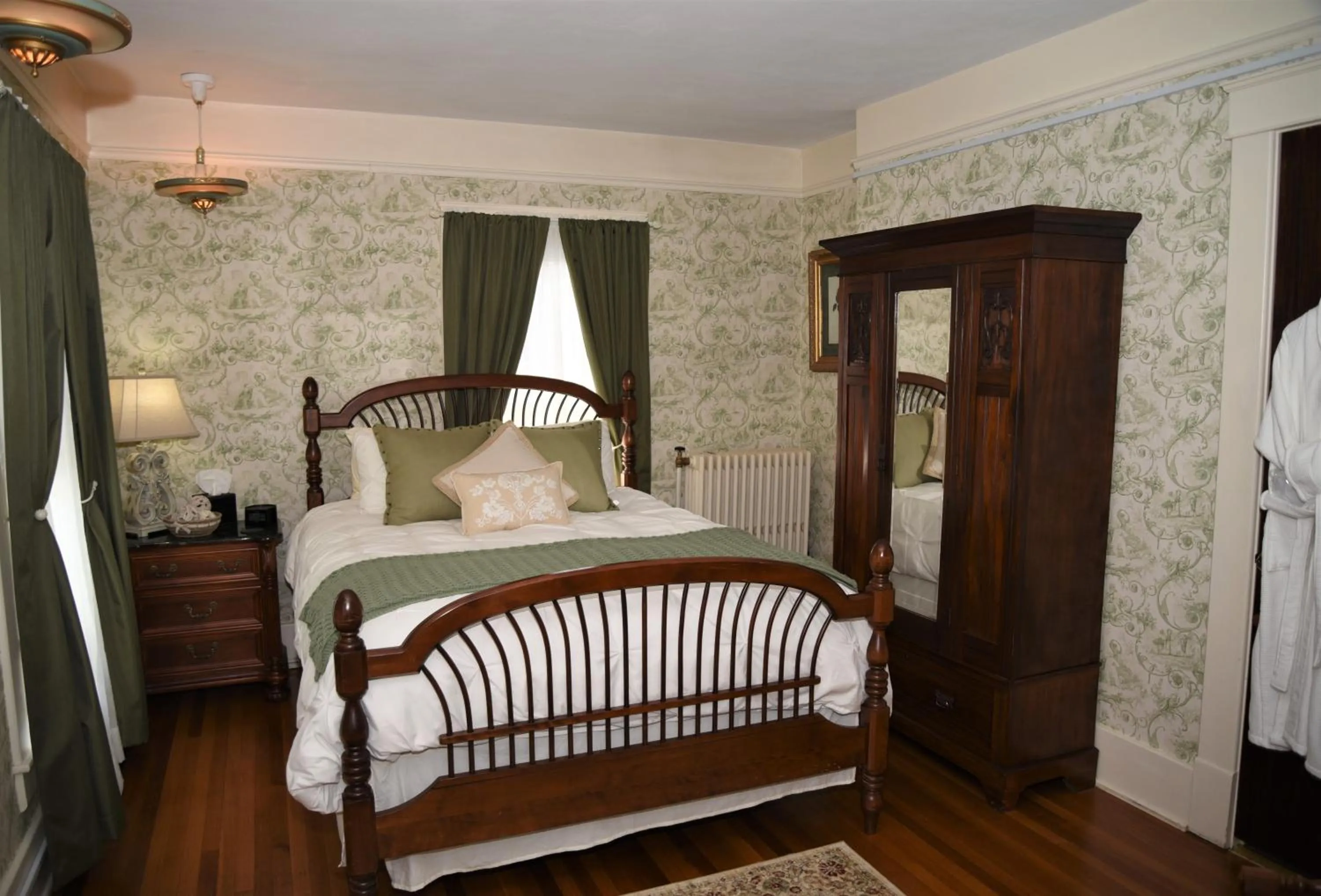 Bedroom, Bed in Grand Colonial Bed and Breakfast