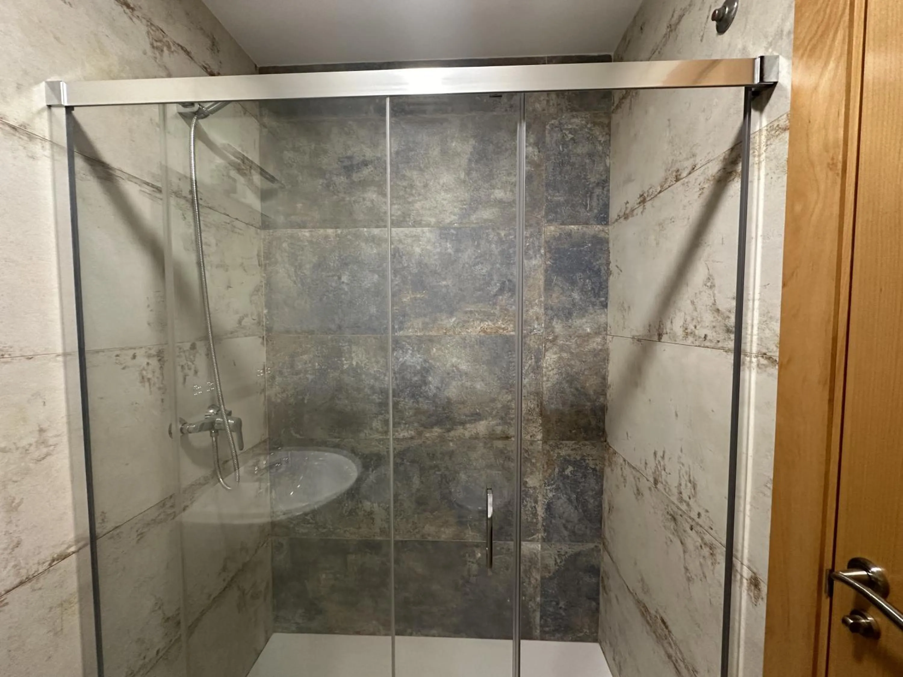 Shower in Taymar