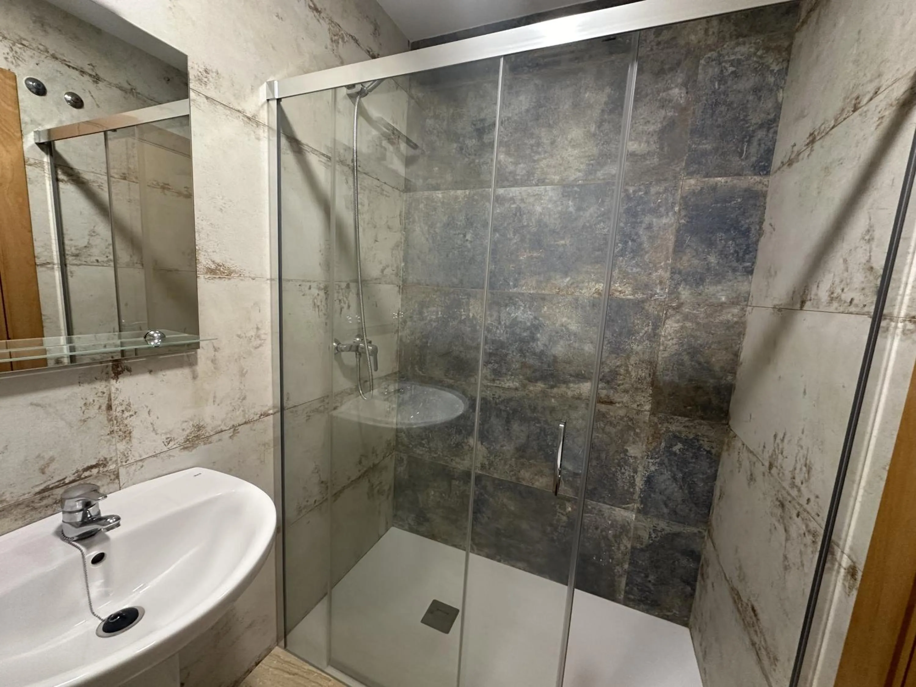 Shower in Taymar