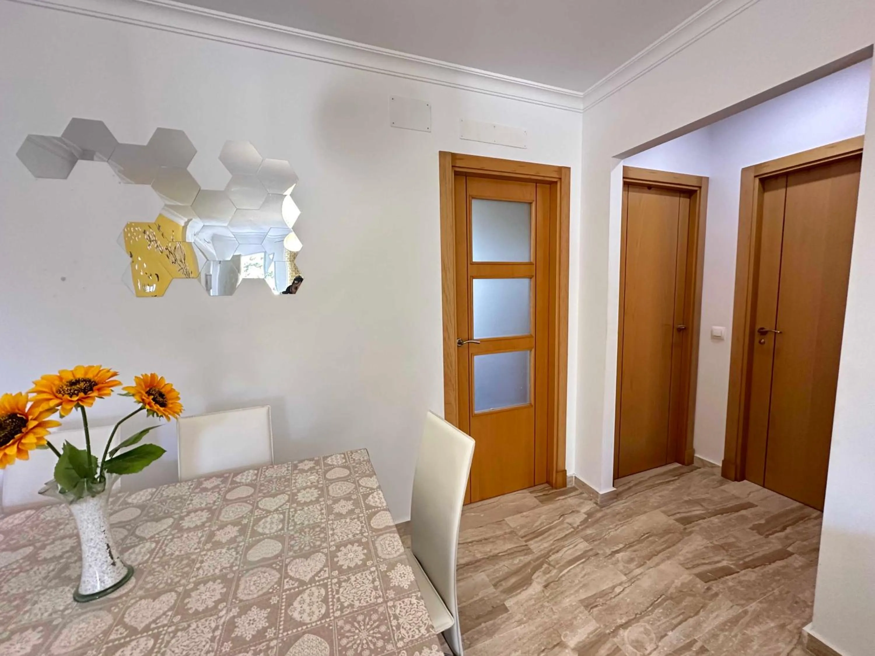 Communal lounge/ TV room, Bed in Taymar