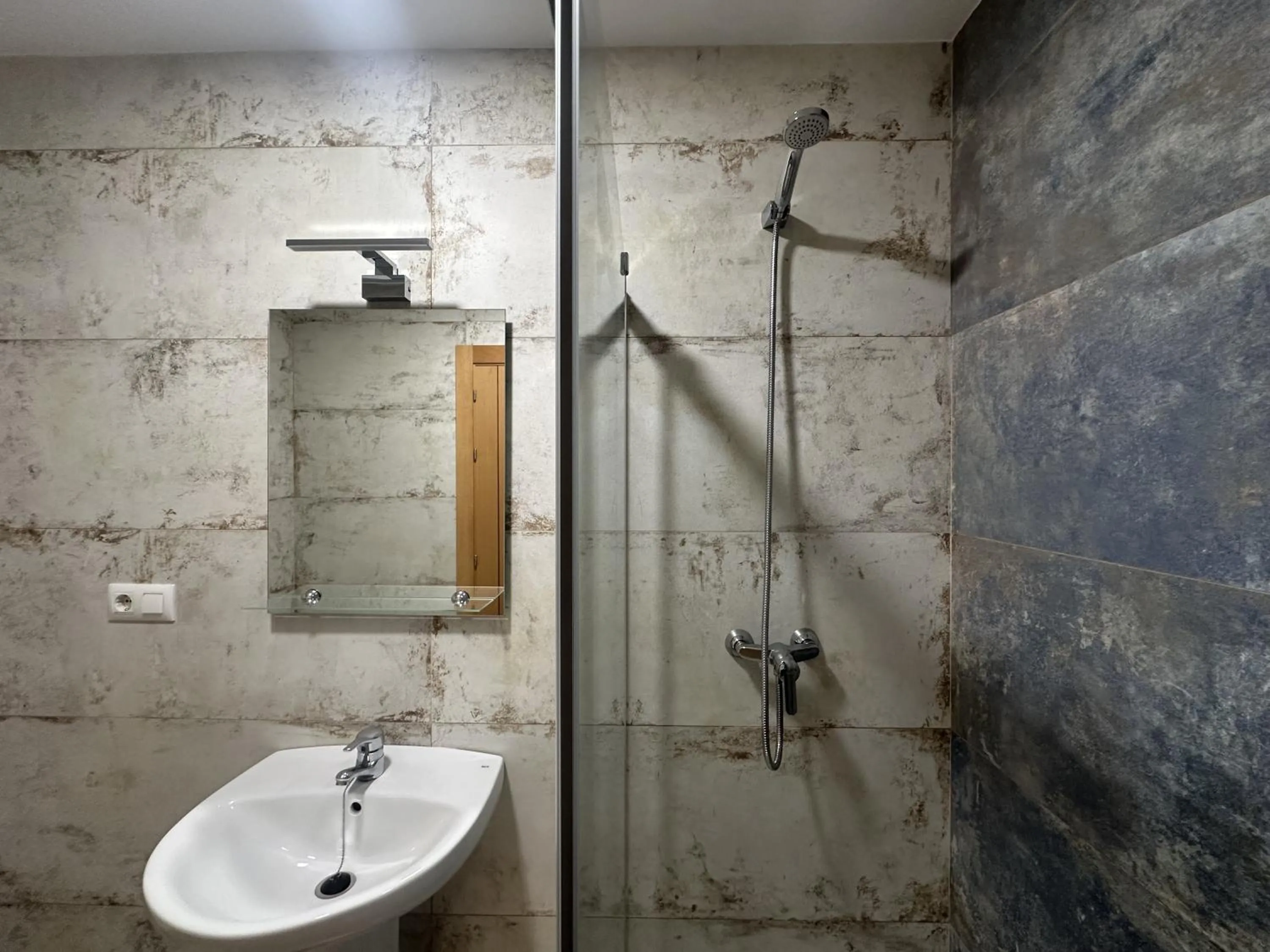Shower in Taymar