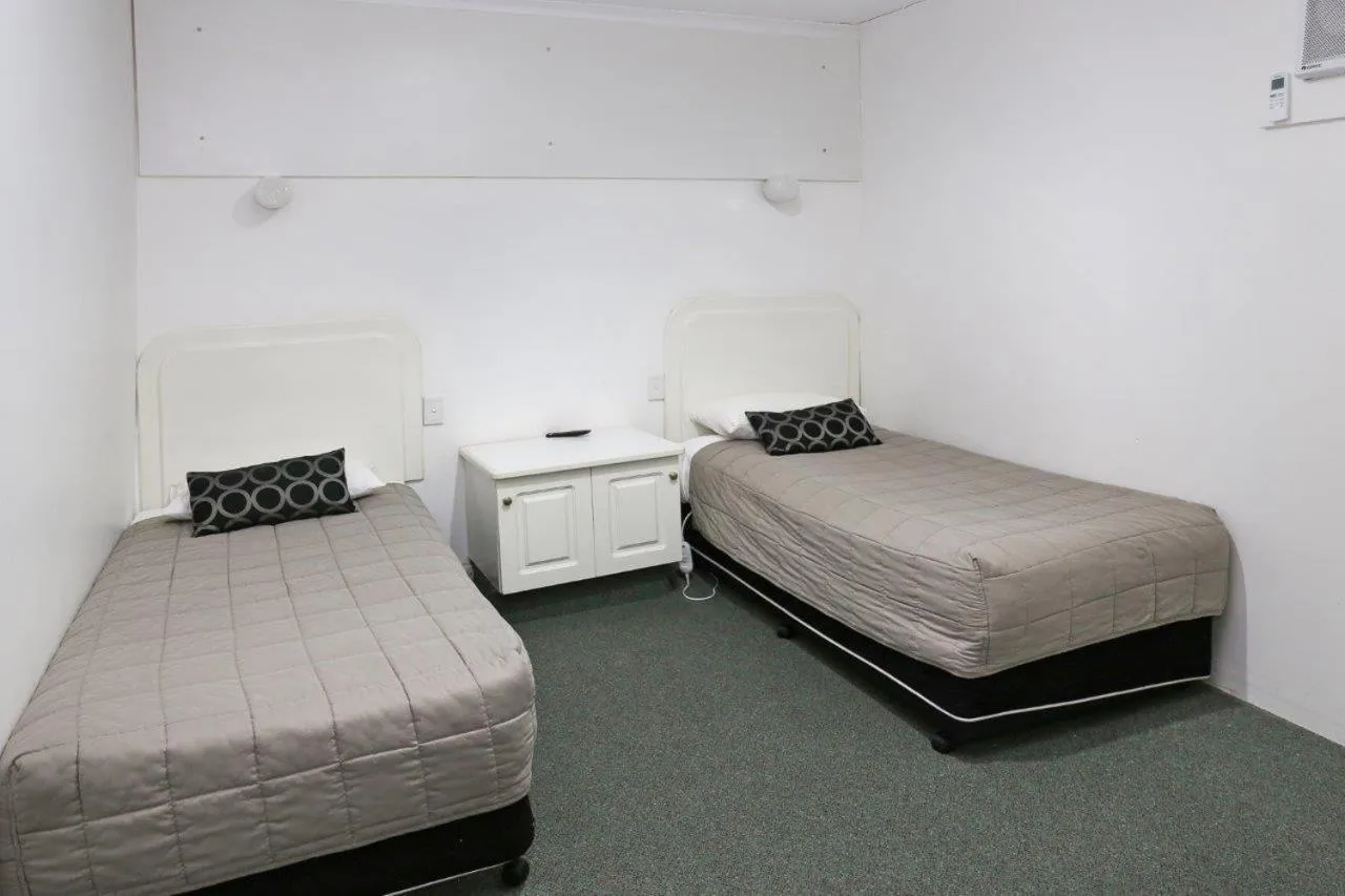 Bed in Cousins Motor Inn