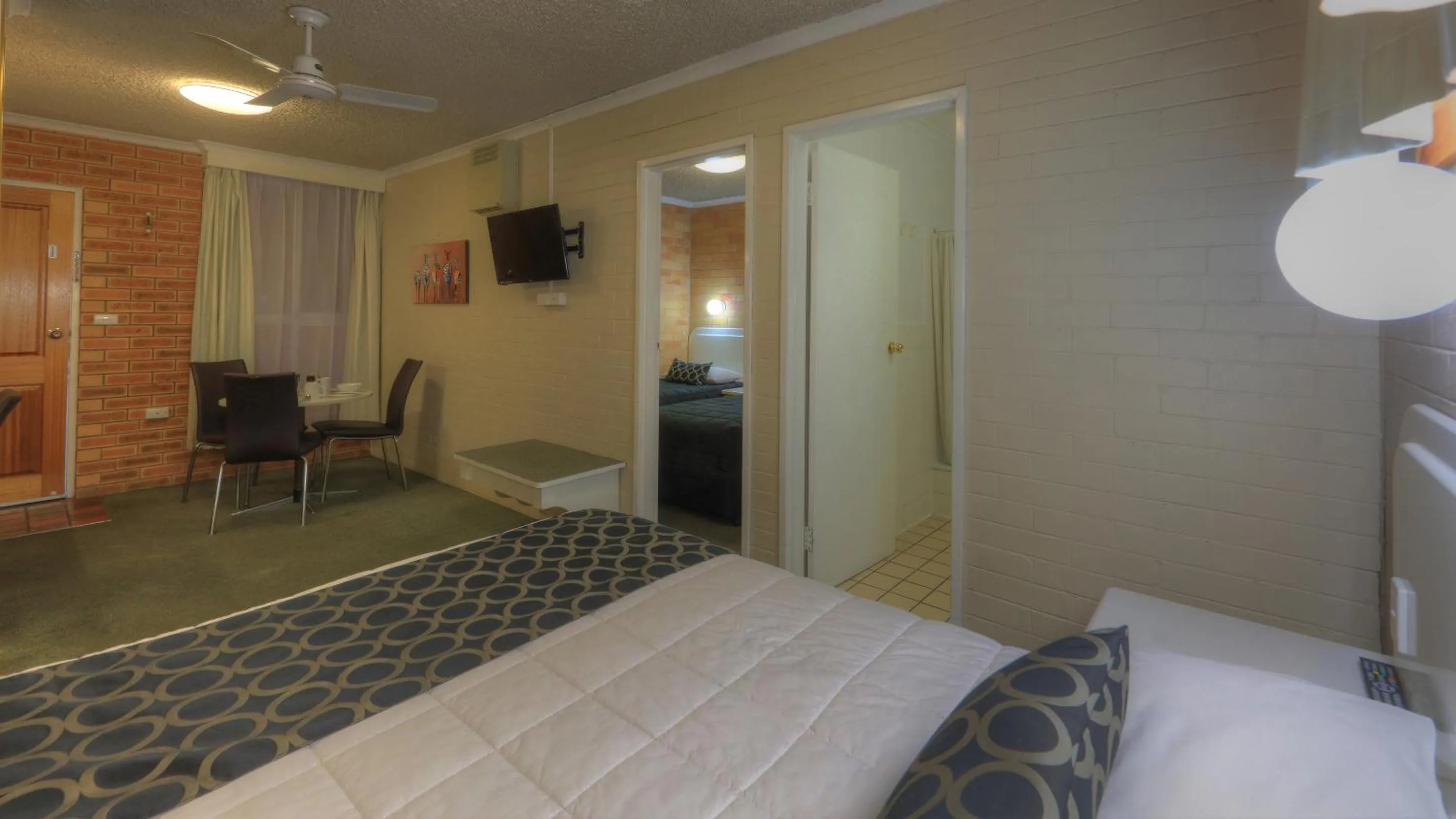 Bed in Cousins Motor Inn