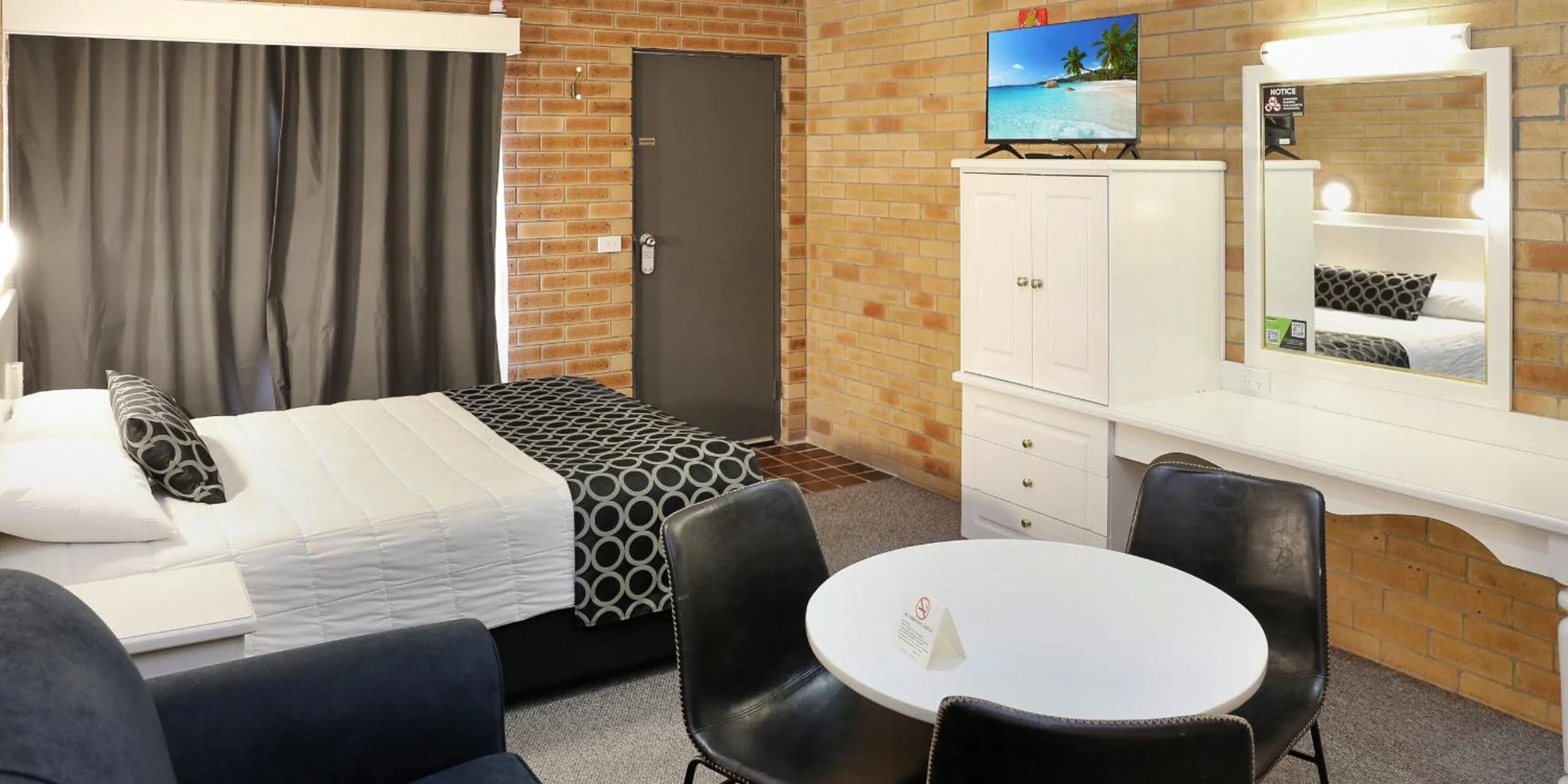 Bed in Cousins Motor Inn