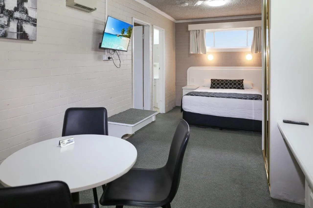 Bed in Cousins Motor Inn