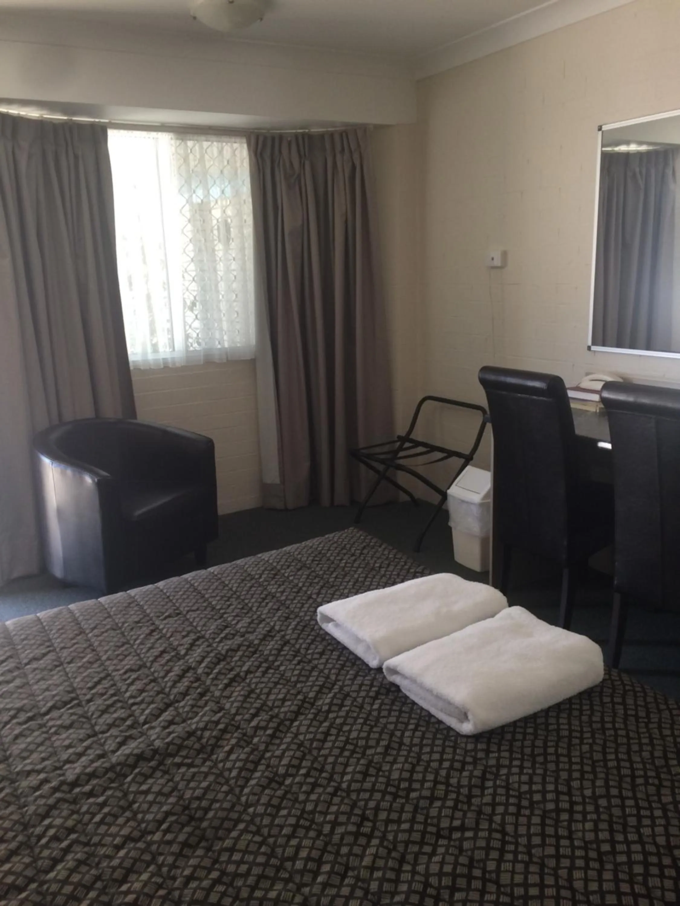 Seating area, Bed in Alexander Motor Inn