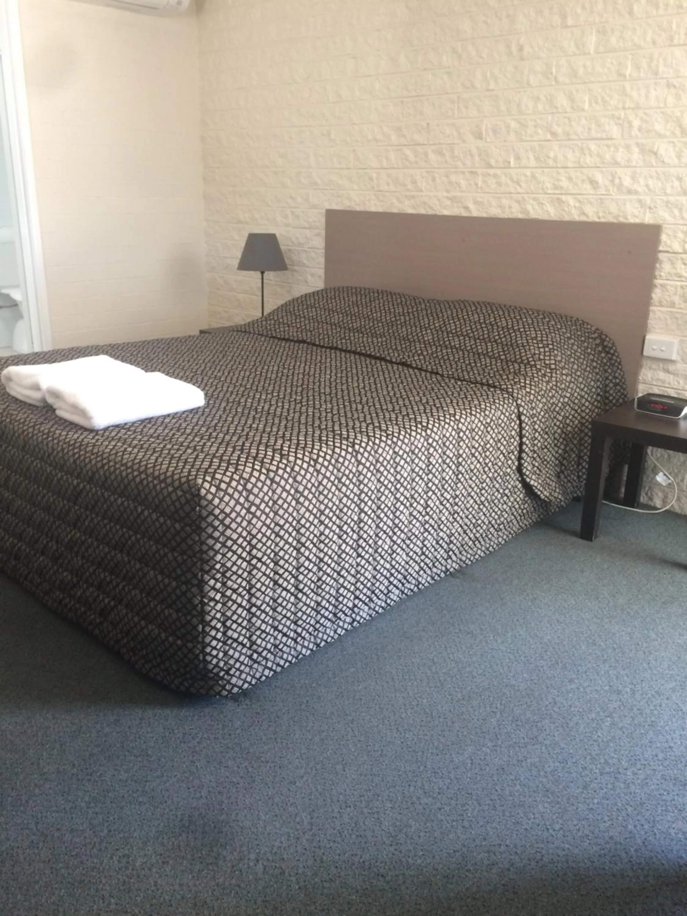 Bedroom, Bed in Alexander Motor Inn