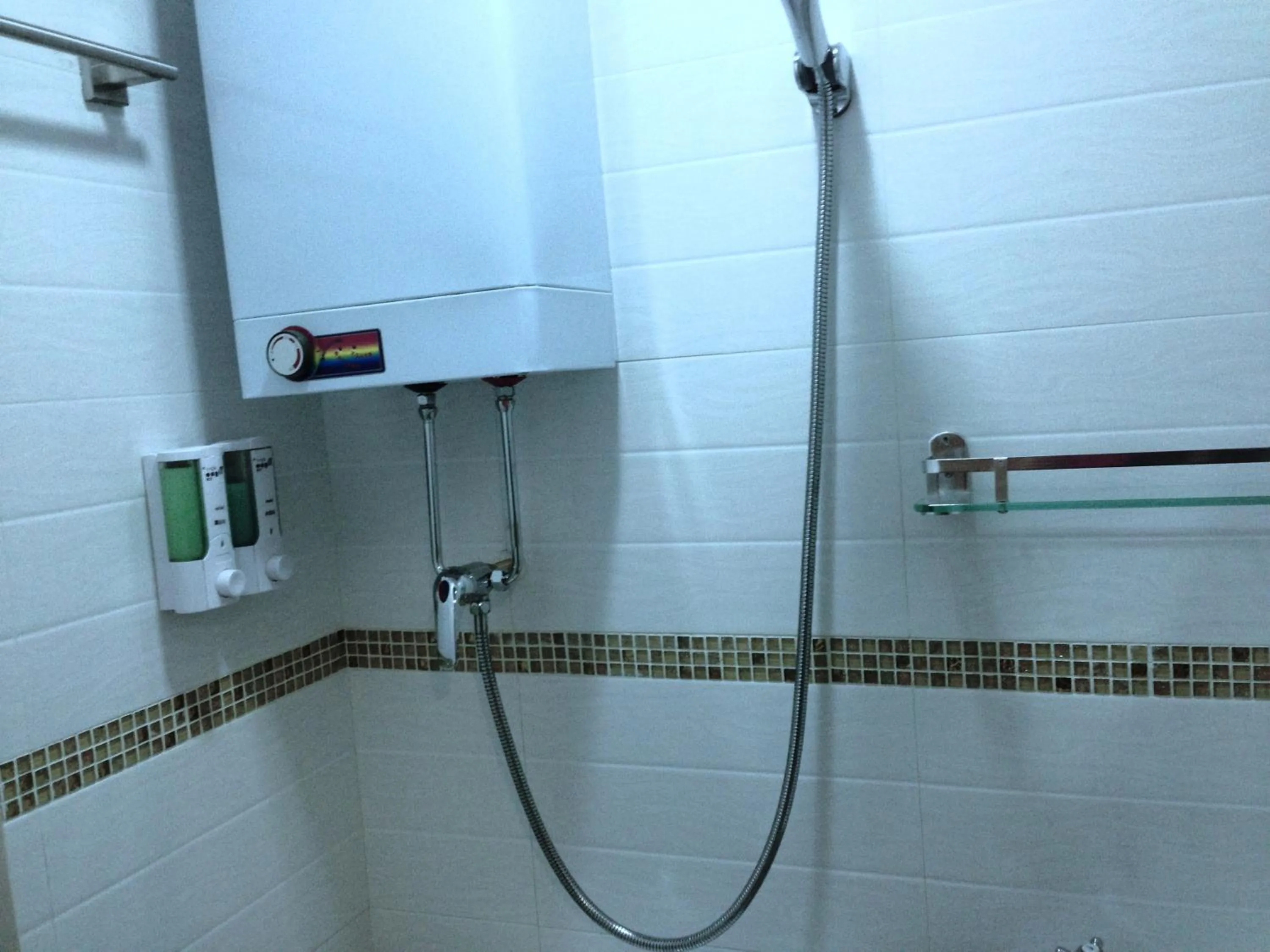 Shower in Kowloon YOUTH Village Tsim Sha Tsui 九龙青年公寓