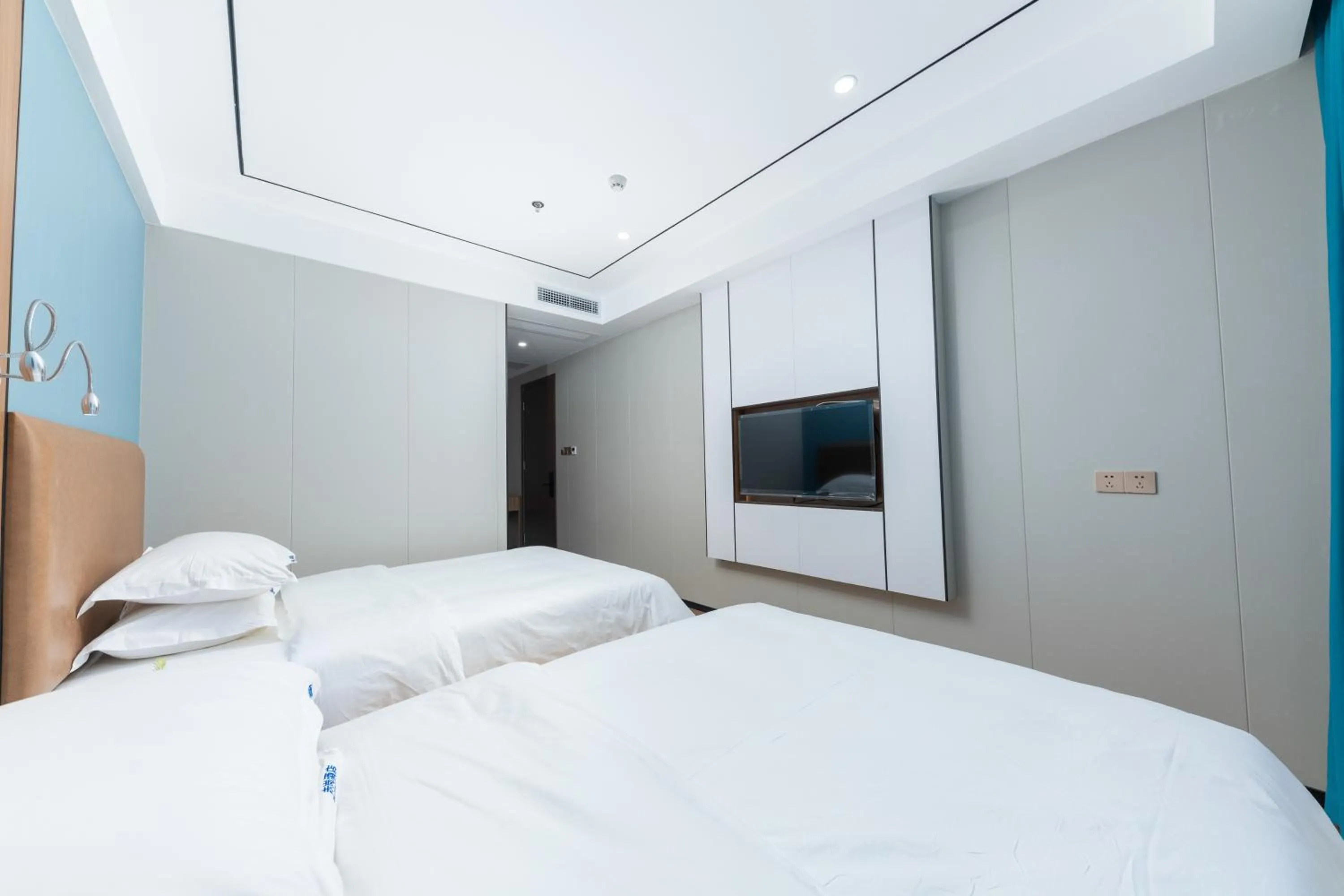 Bed in Guangzhou Haiyue Hotel