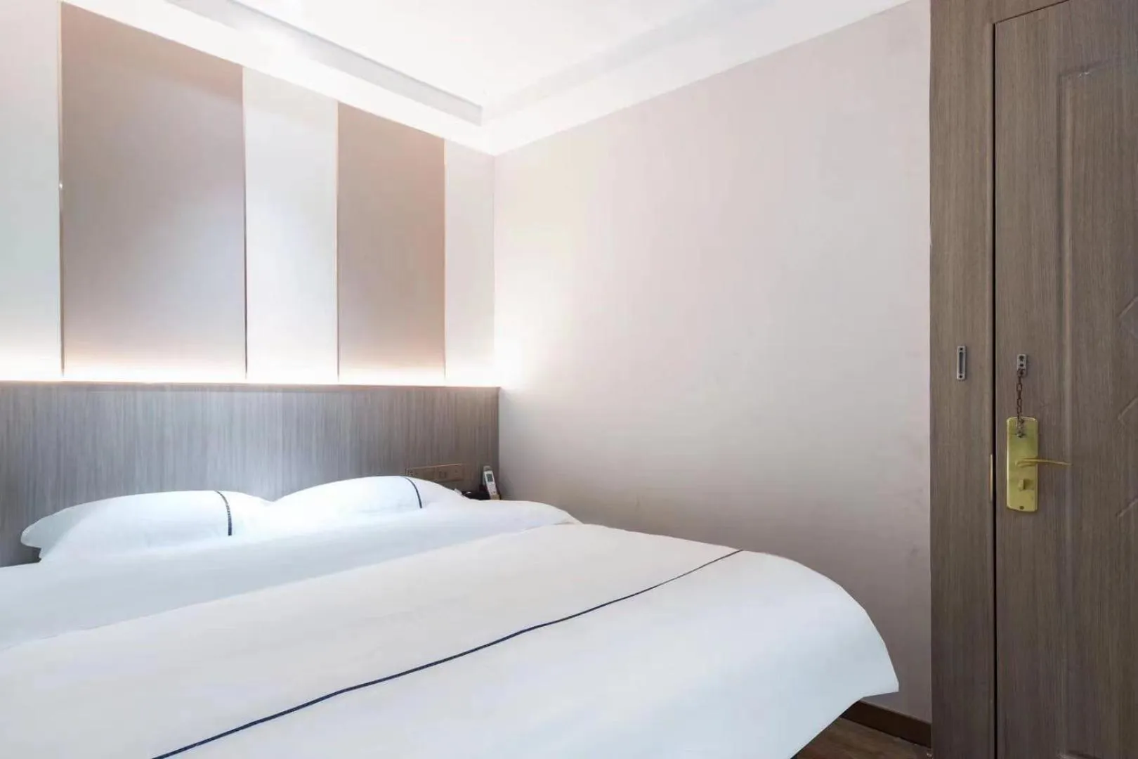 Bed in Guangzhou Haiyue Hotel