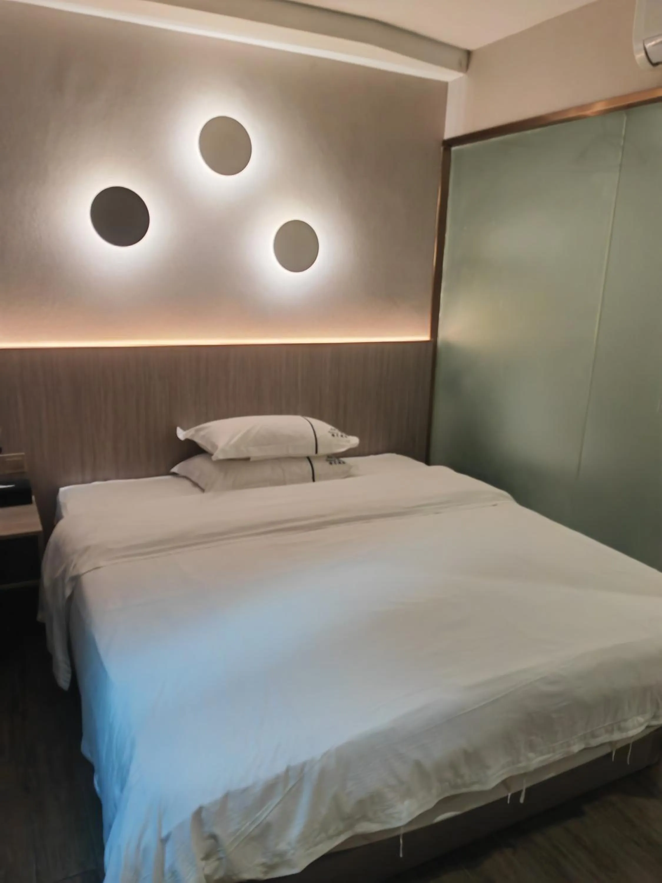 Bed in Guangzhou Haiyue Hotel