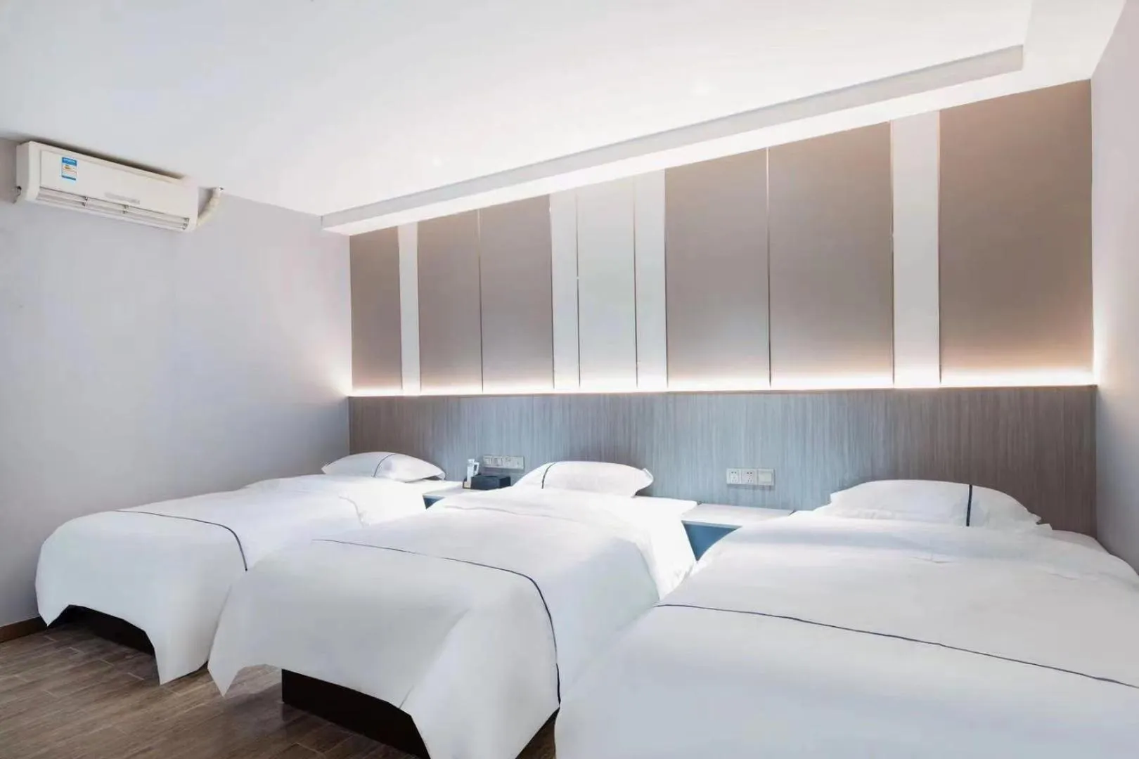 Bed in Guangzhou Haiyue Hotel