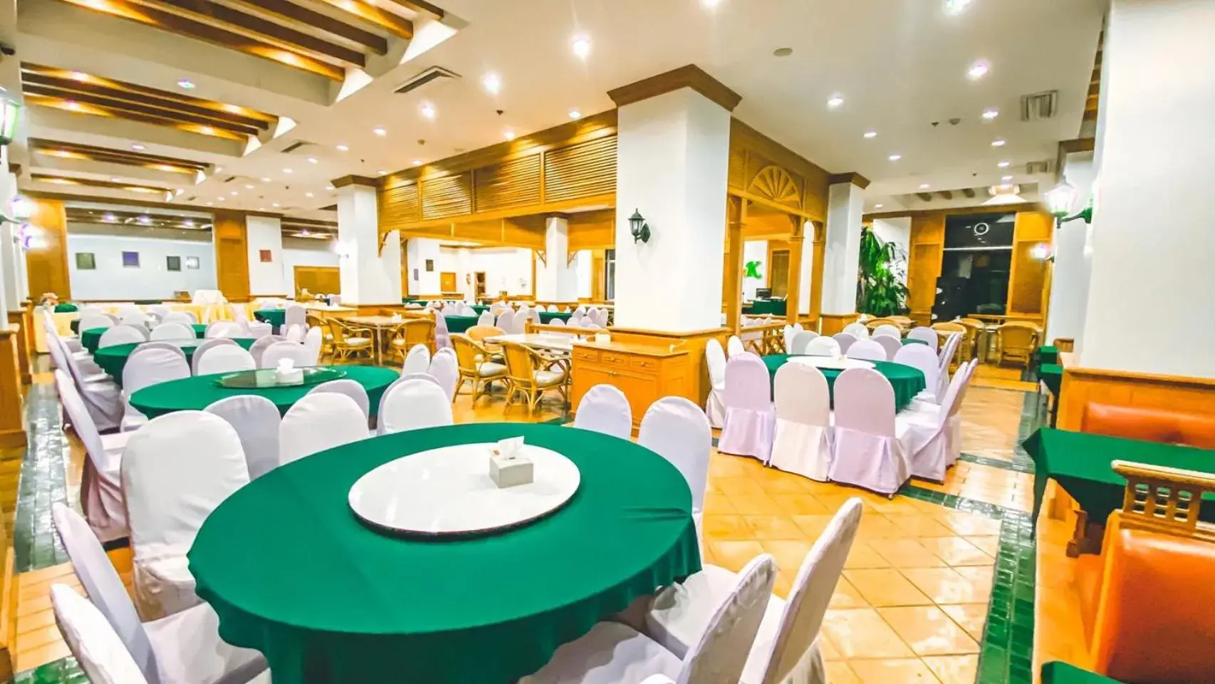 Restaurant/places to eat in K Park Grand Hotel Restaurant/places to eat in K Park Grand Hotel
