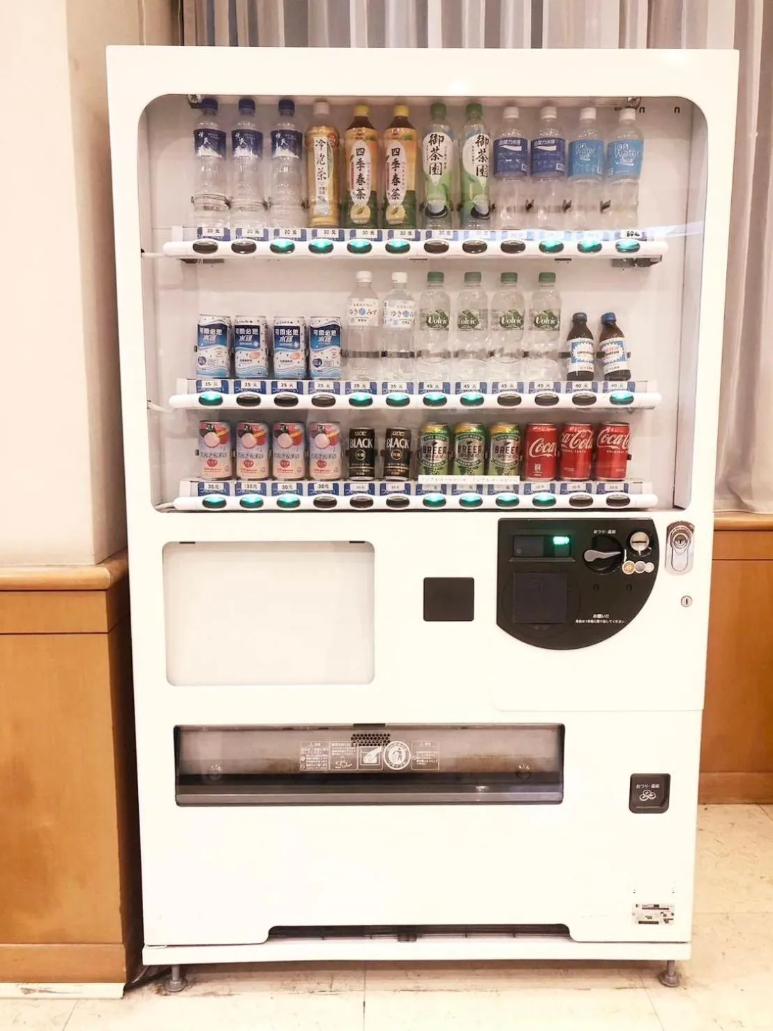 vending machine in Hotel Sunroute Taipei