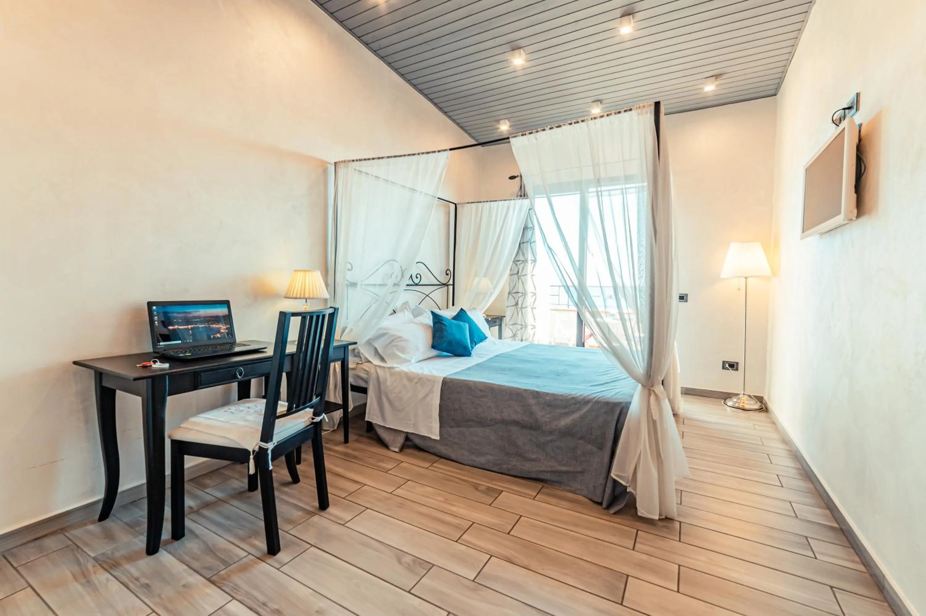 Spring, Bed in B&B Marranzano