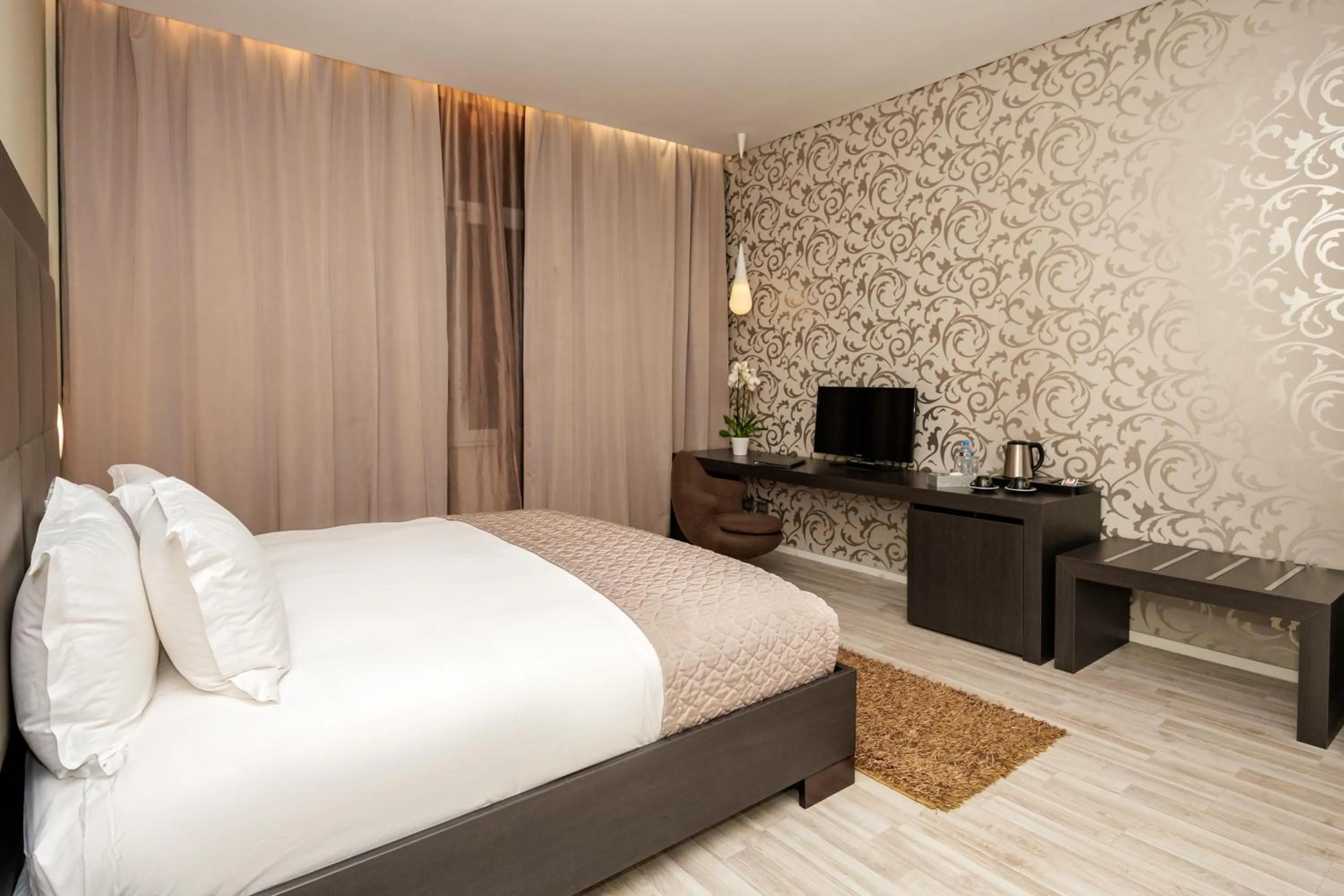 Communal lounge/ TV room, Bed in Sky Hotel Tirana