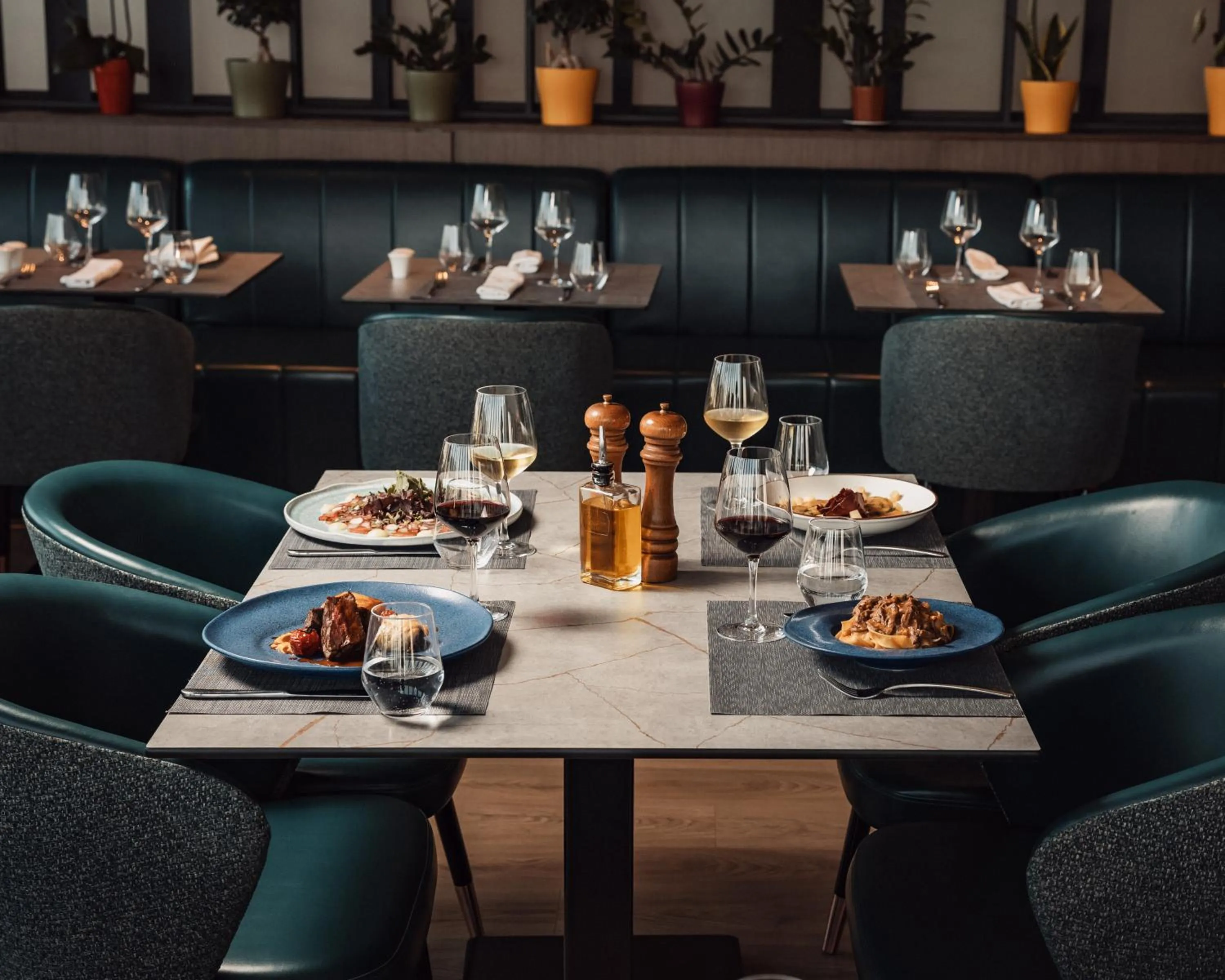 Restaurant/places to eat in Sky Hotel Tirana