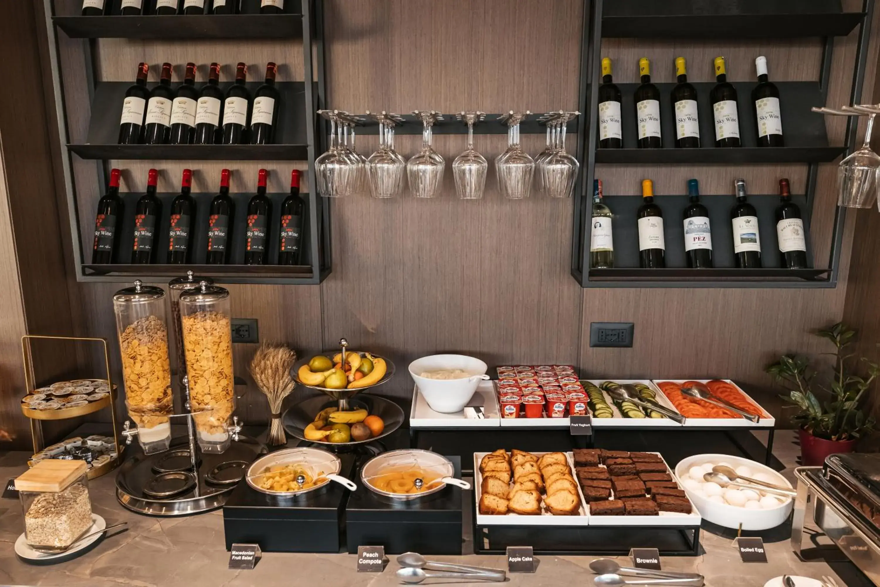 Restaurant/places to eat in Sky Hotel Tirana Restaurant/places to eat in Sky Hotel Tirana