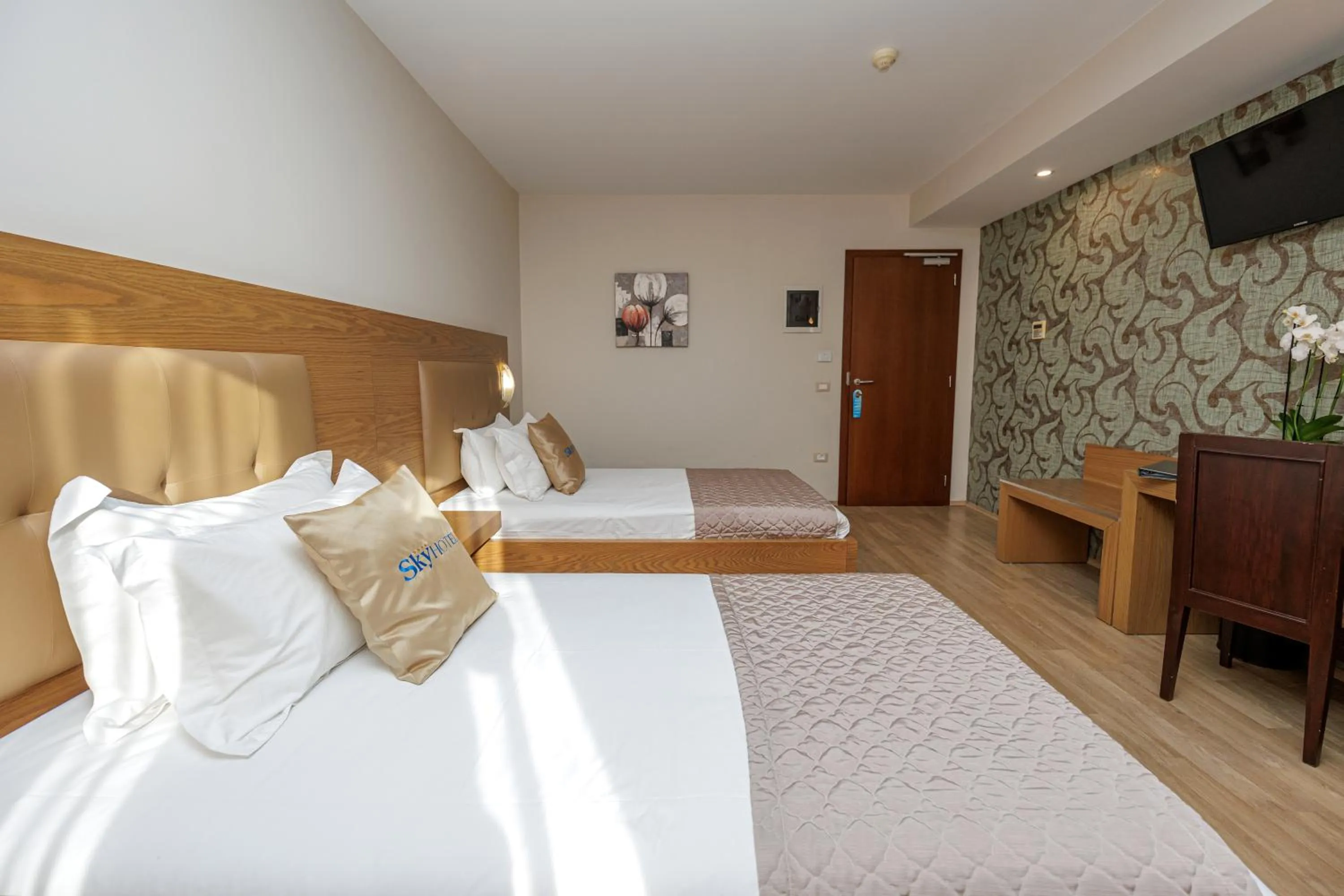 Communal lounge/ TV room, Bed in Sky Hotel Tirana