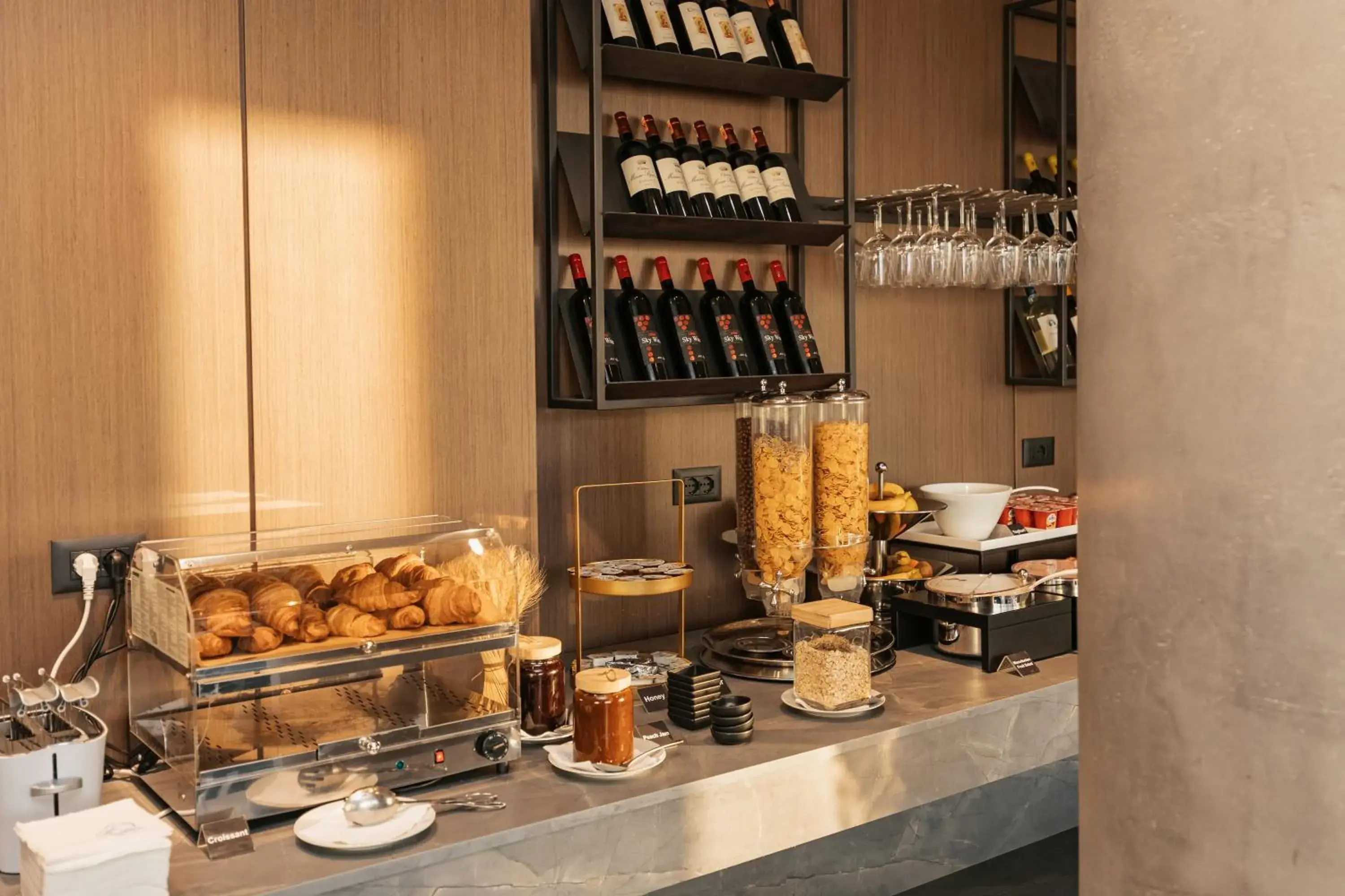 Restaurant/places to eat in Sky Hotel Tirana Restaurant/places to eat in Sky Hotel Tirana