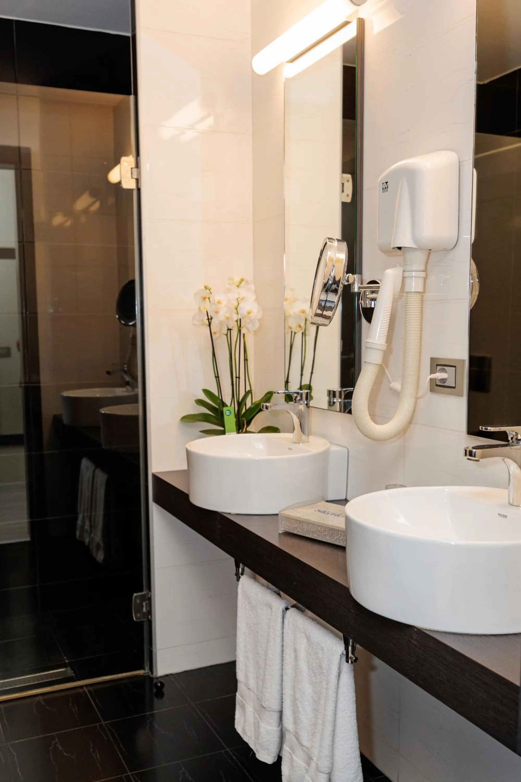 Shower in Sky Hotel Tirana