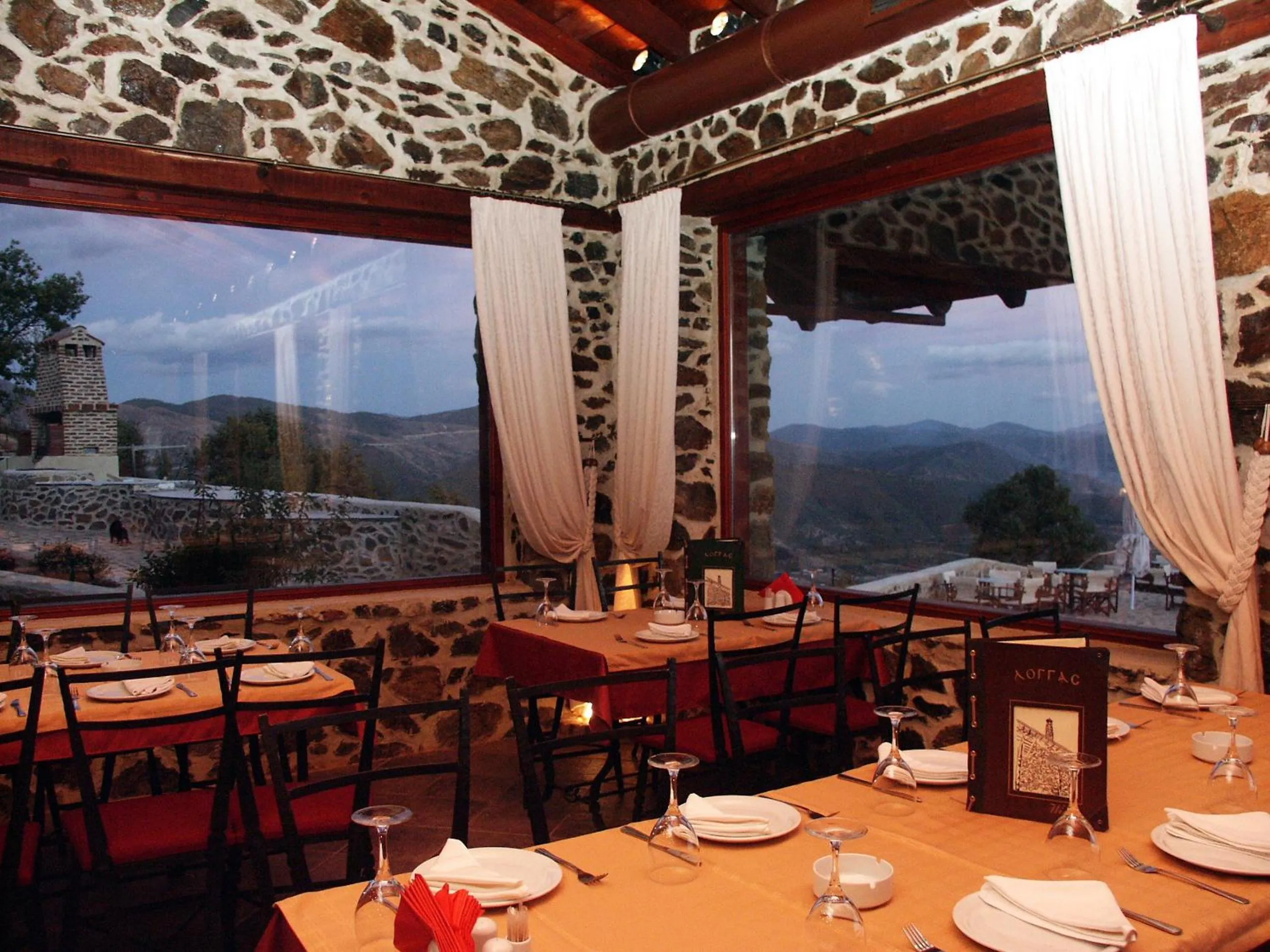 Restaurant/places to eat in Hotel Loggas