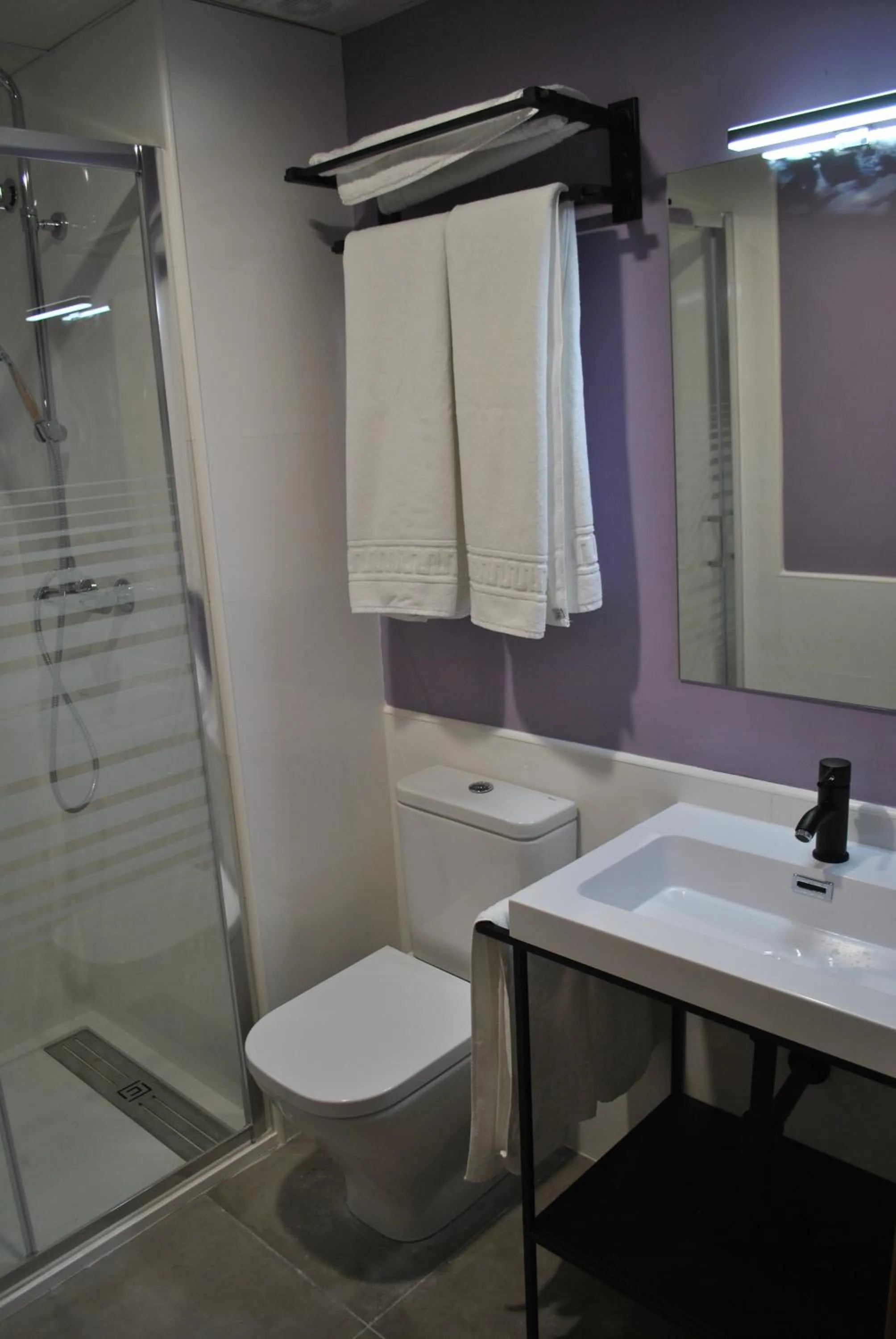 Shower in Hostal Universitat