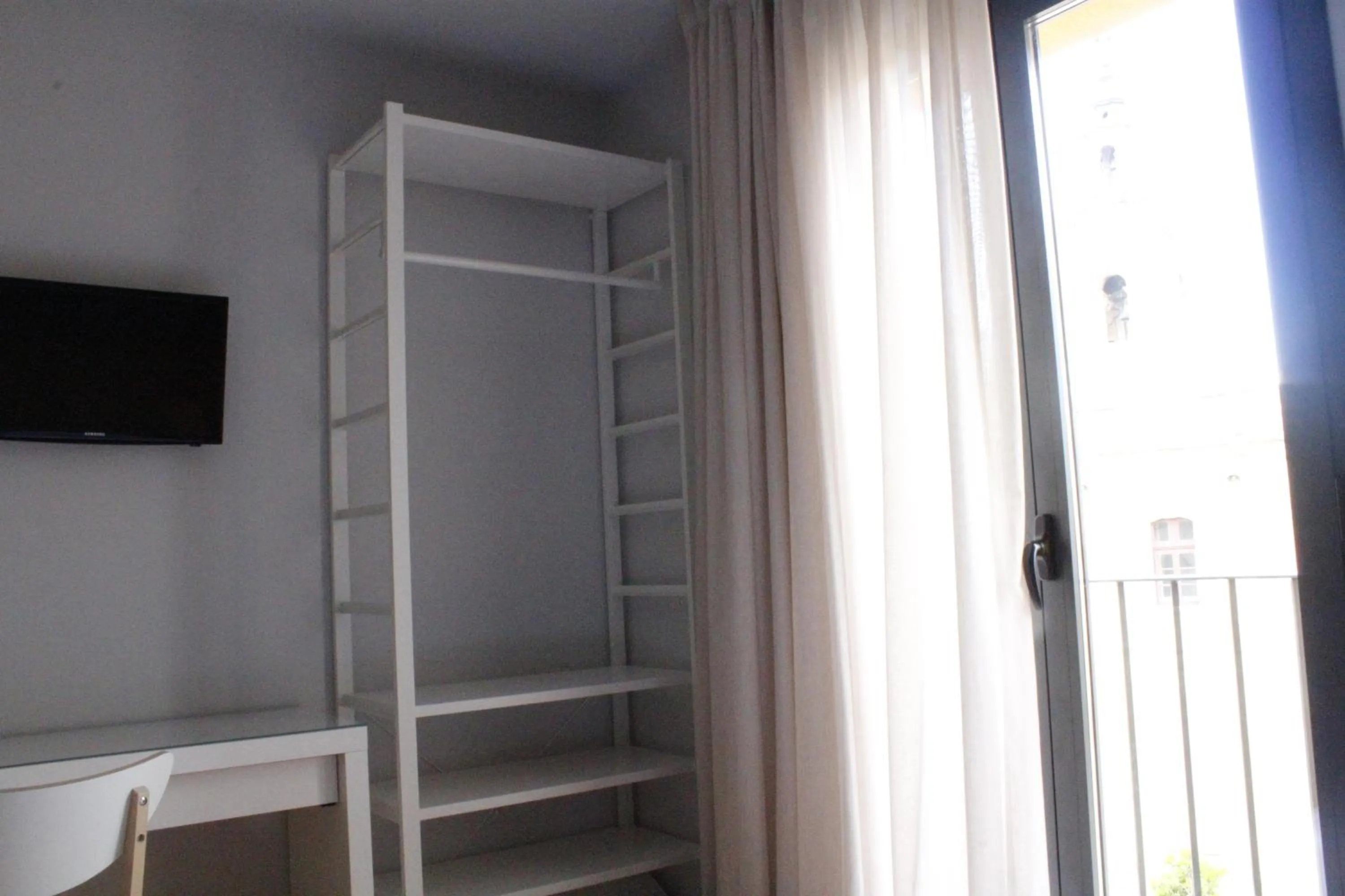 TV and multimedia in Hostal Universitat