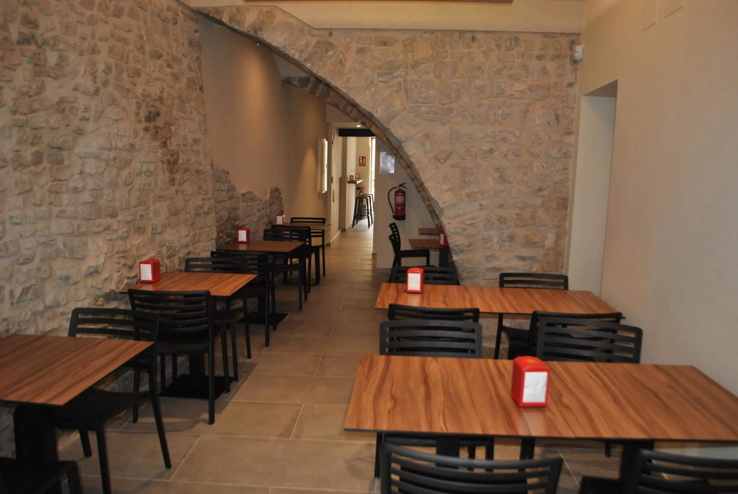 Restaurant/places to eat in Hostal Universitat